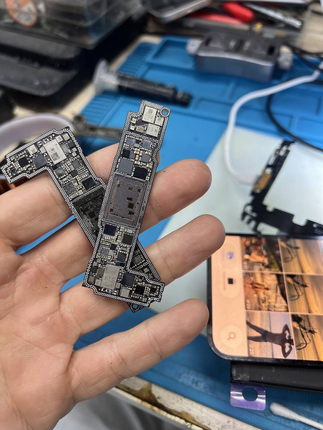 iPhone 13 con daño severo por líquido