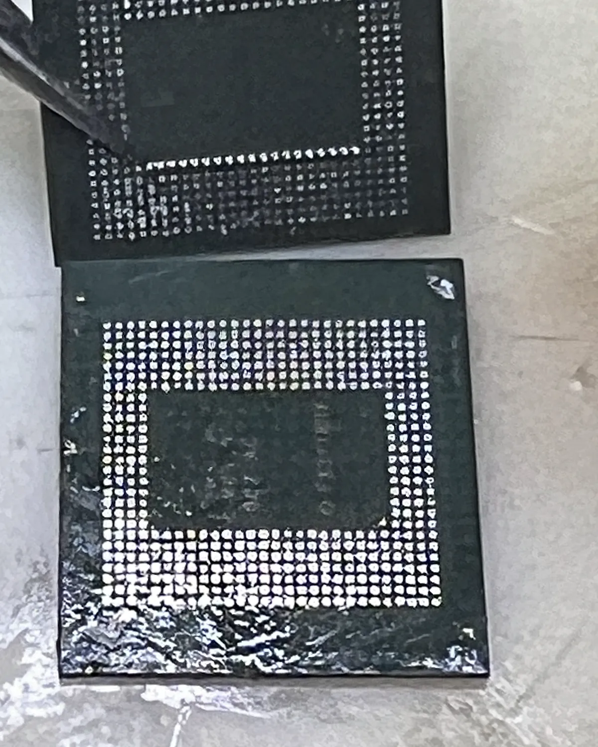 Chip BGA retirado de la placa, con las bolas de soldadura