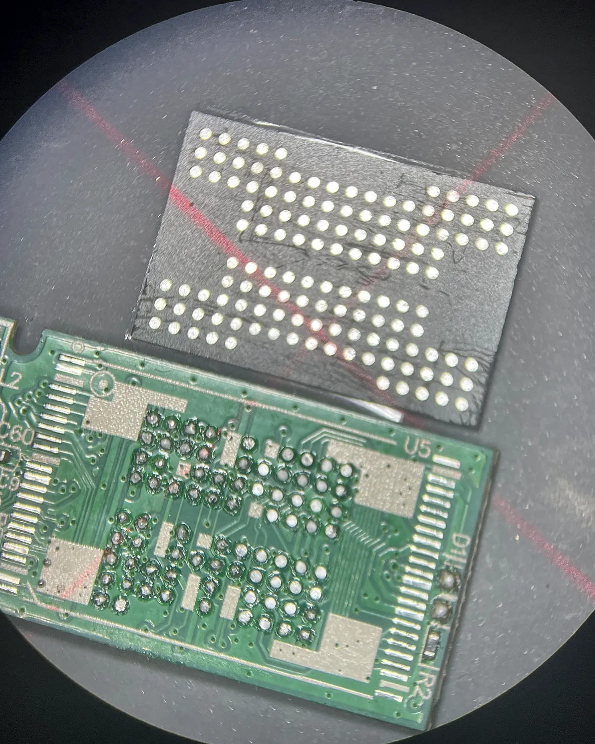 Chip de memoria NAND reboleado junto a su adaptador de lectura