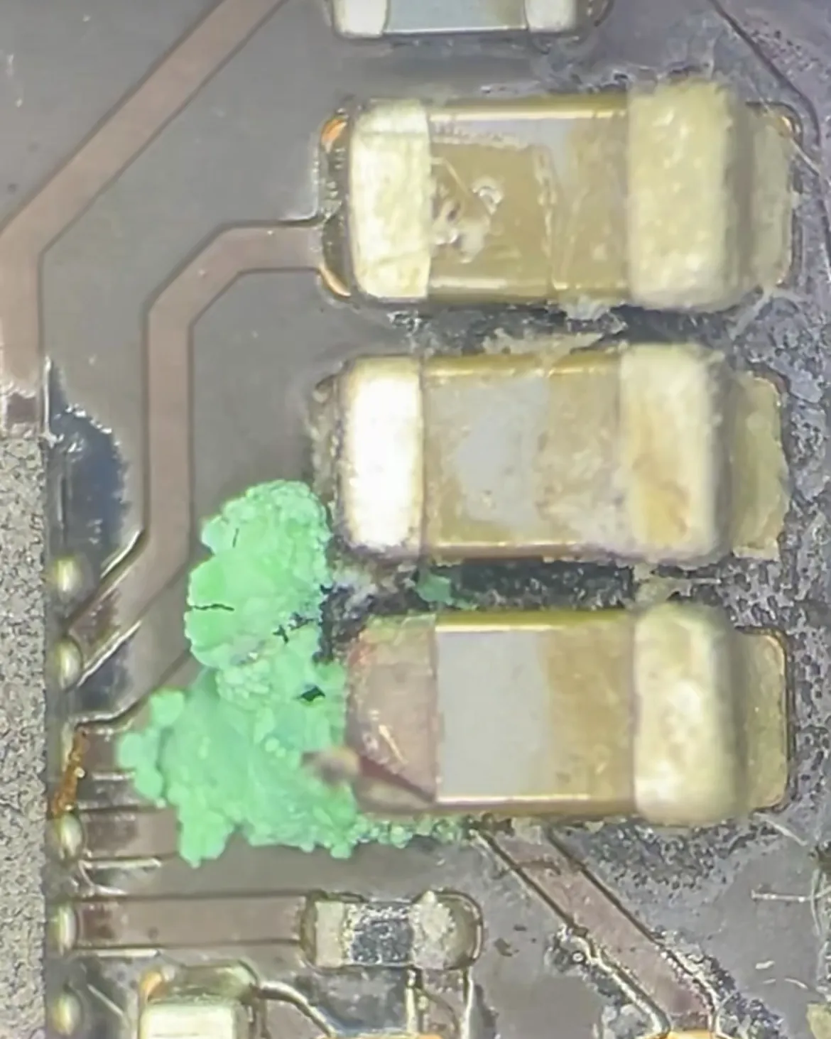 Condensadores con corrosión verde por humedad