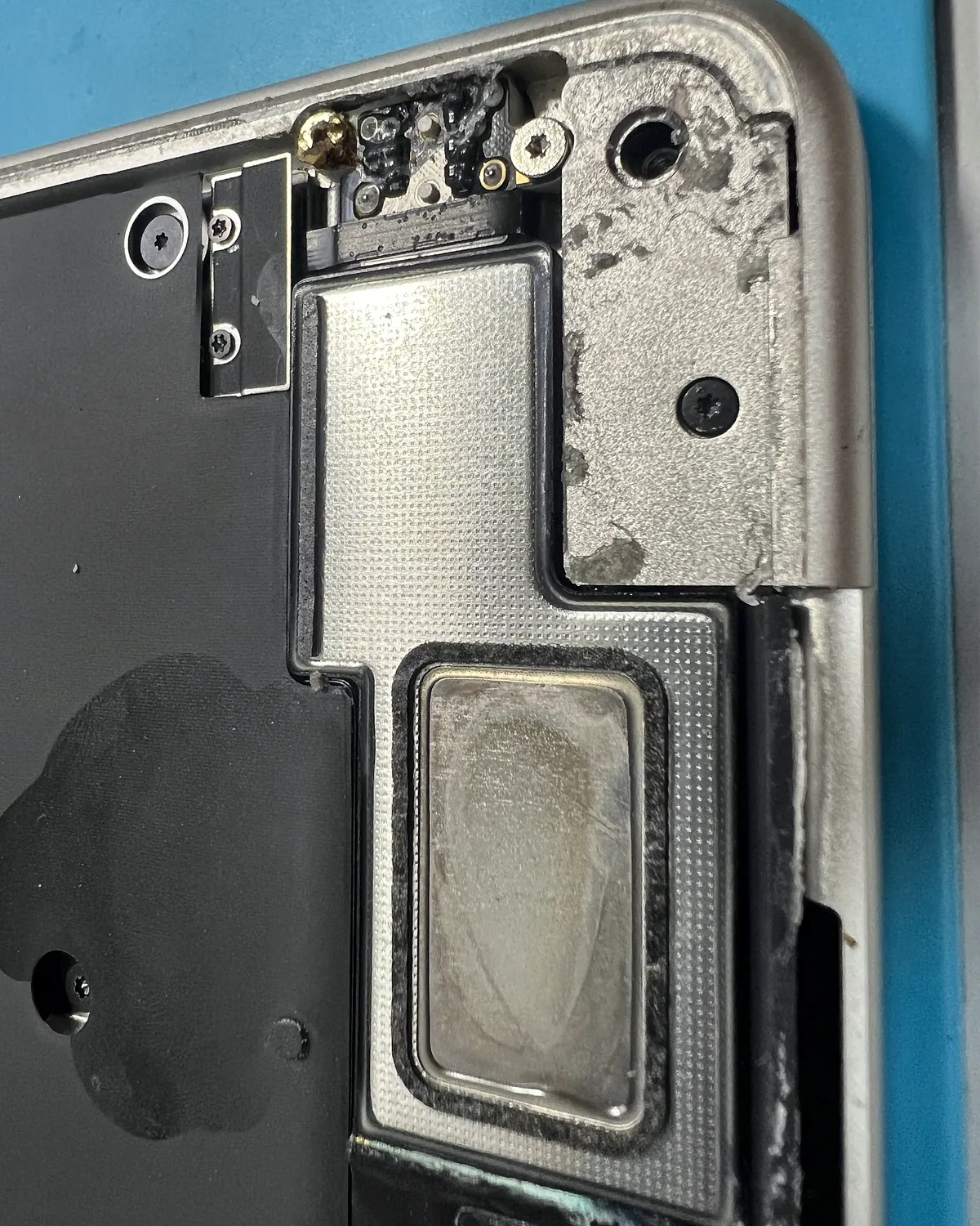 Carcasa de iPad con residuos de líquido seco
