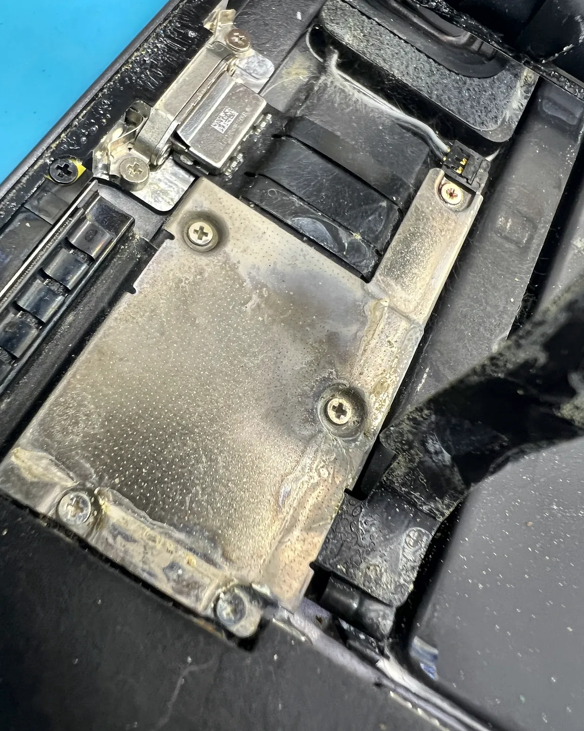 iPad con corrosión sobre el blindaje de la placa