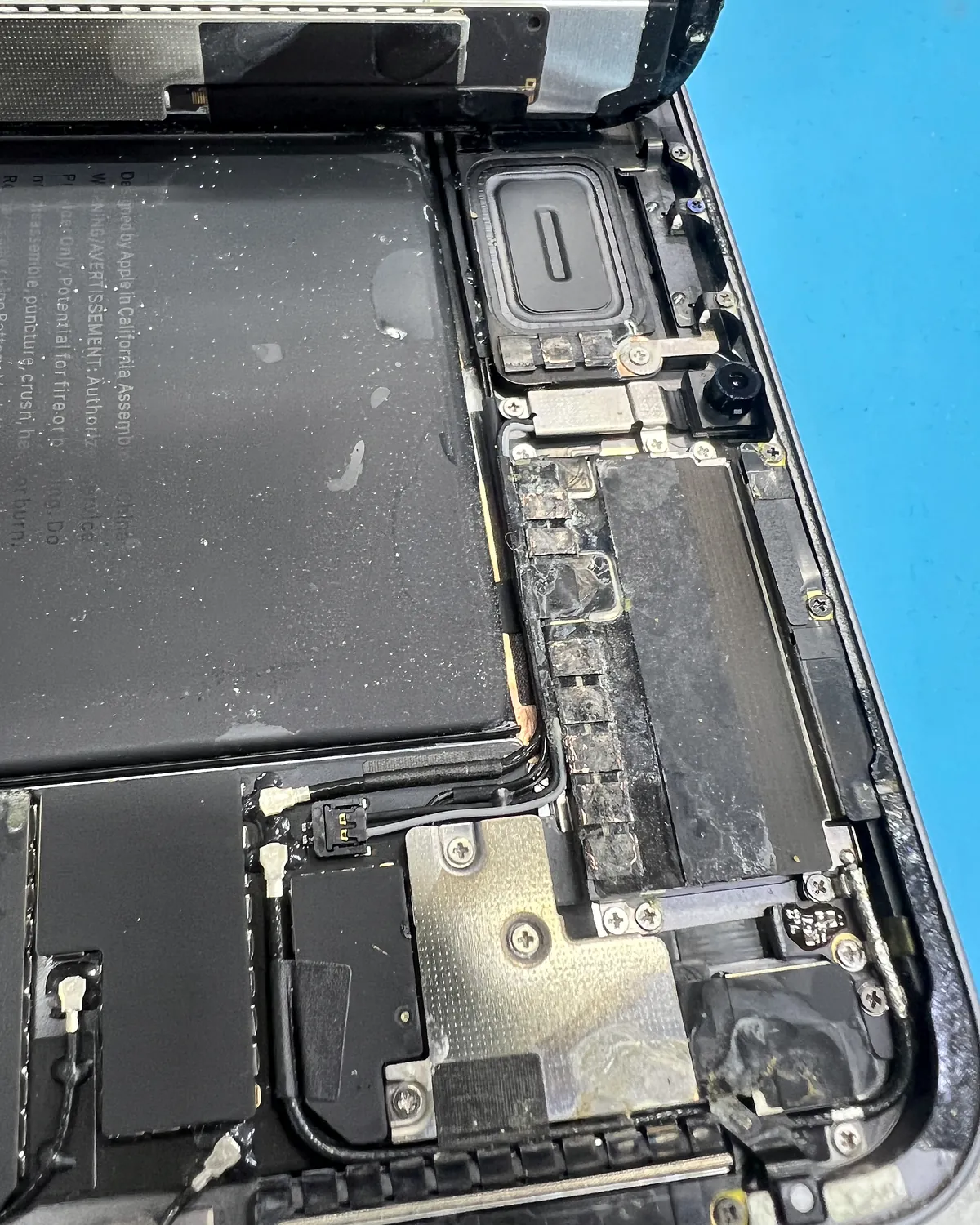 iPad con restos de líquido junto a la batería