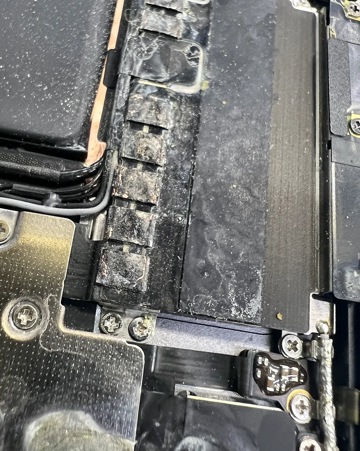Placa de iPad con residuos de líquido en los conectores