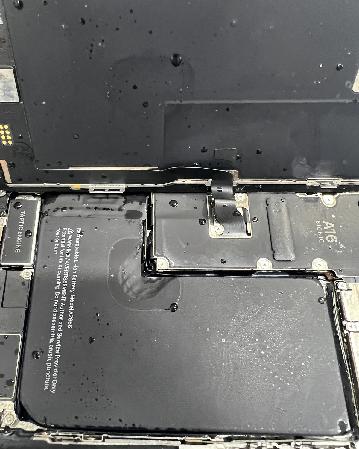 iPhone 14 Pro abierto con entrada de líquido