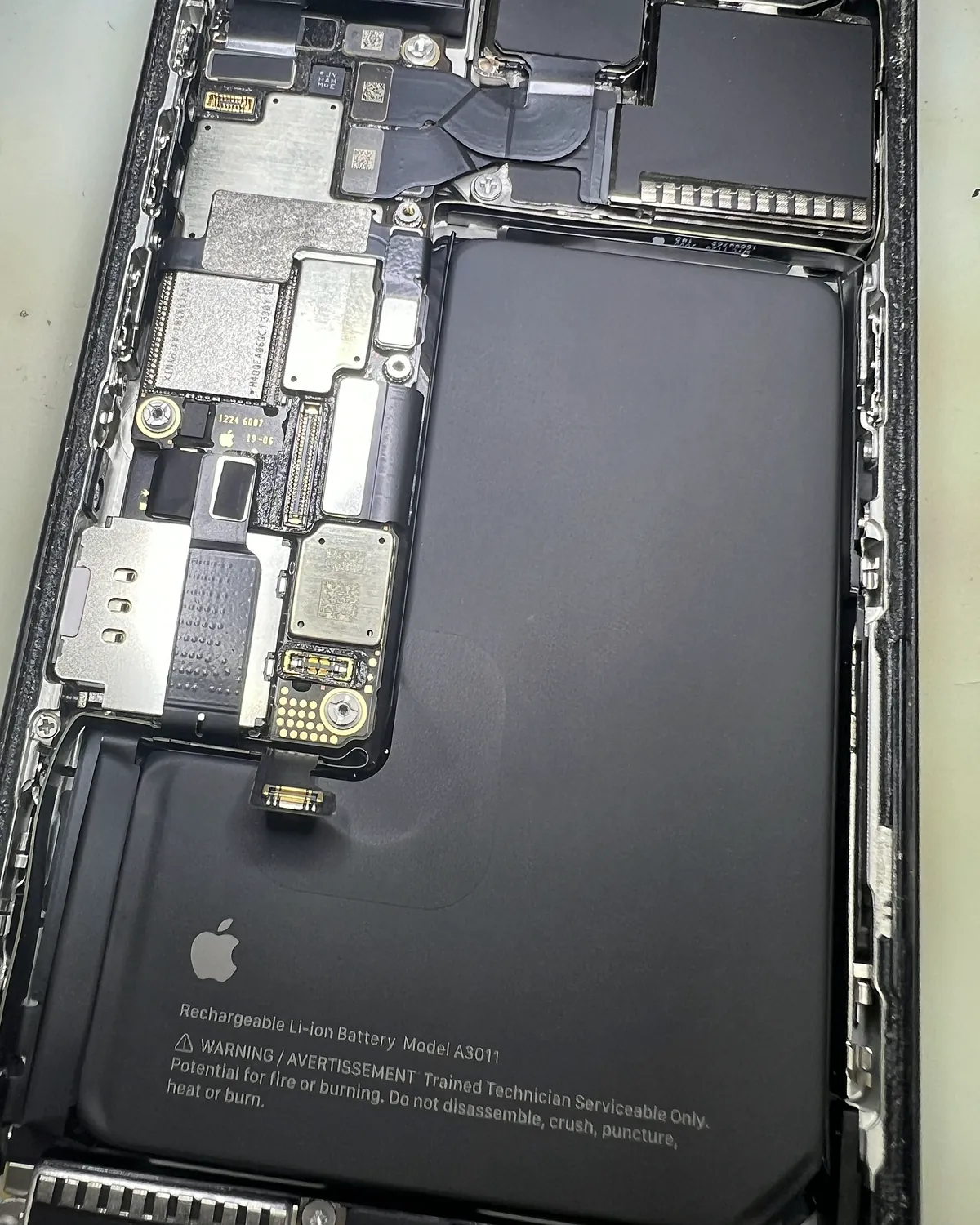 iPhone abierto durante el diagnóstico