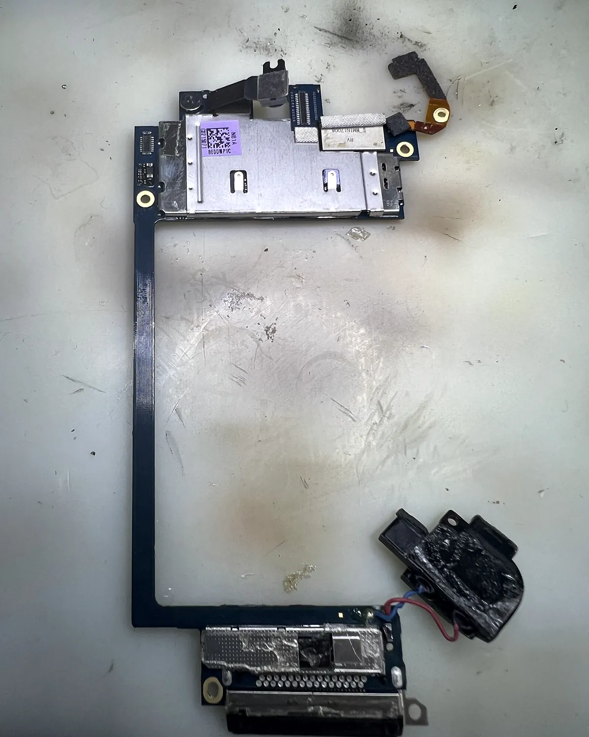 Placa y flex de iPhone con zonas quemadas