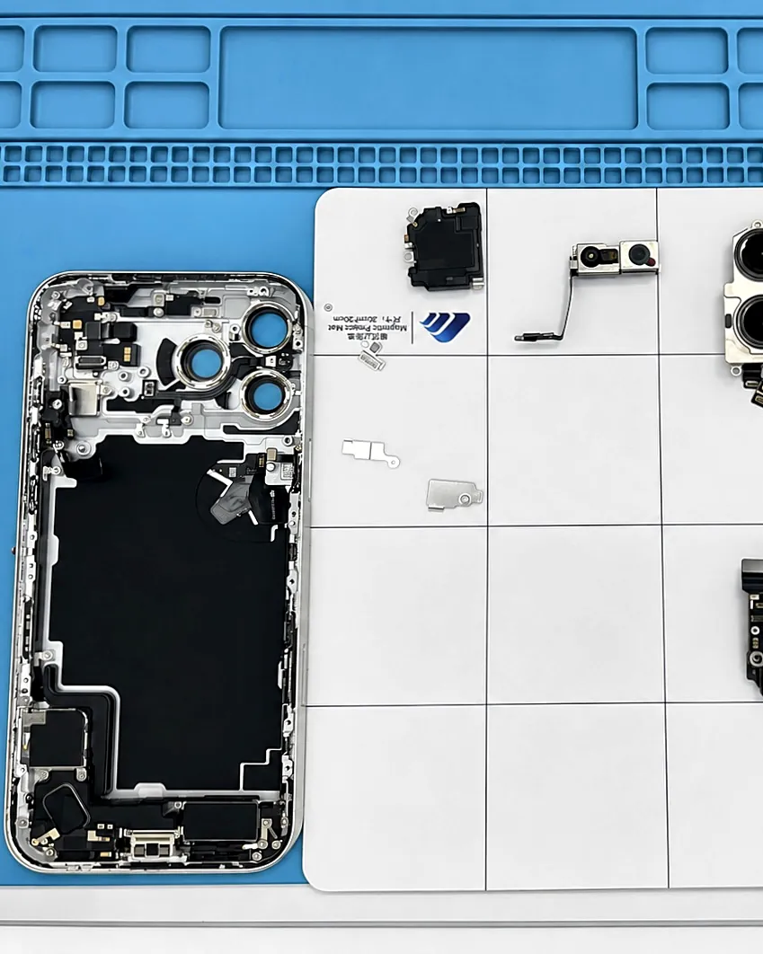 iPhone Pro desmontado por módulos antes de intervenir la placa