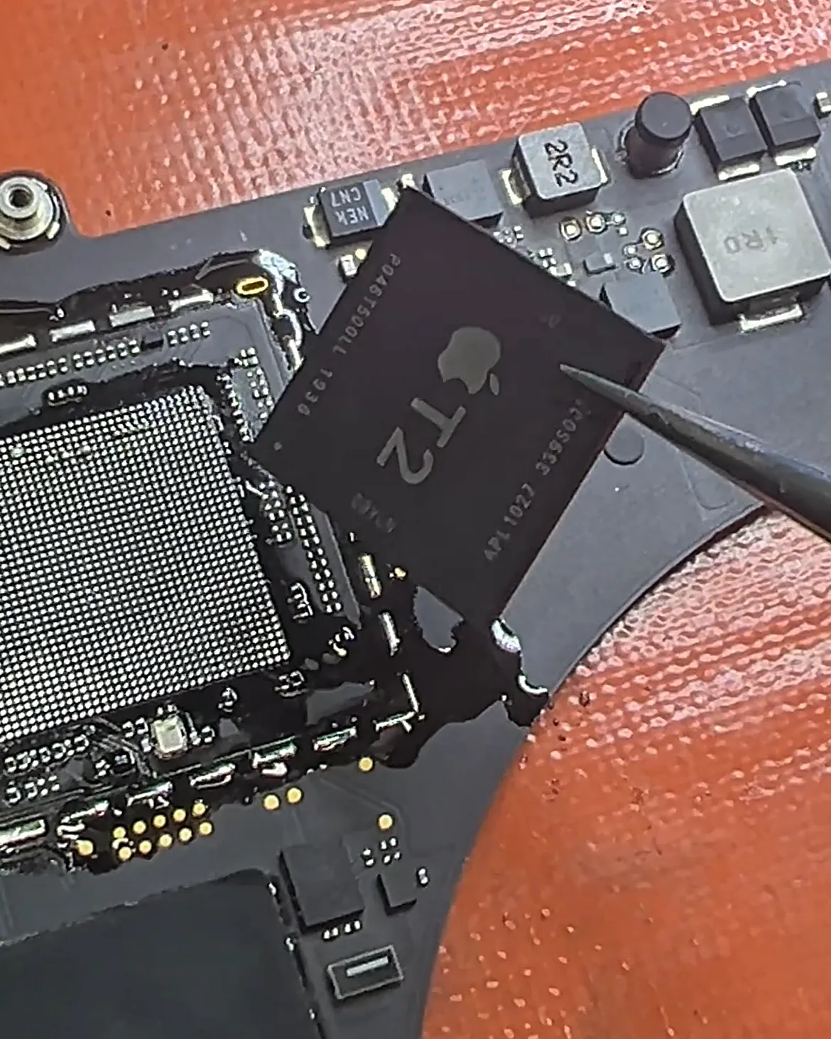 Intervención junto al chip de seguridad T2 de un MacBook