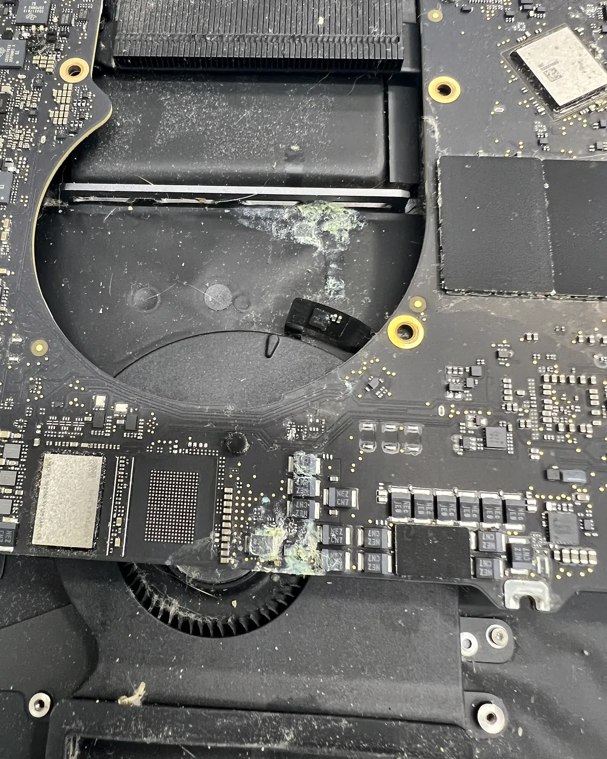 MacBook con corrosión junto al ventilador