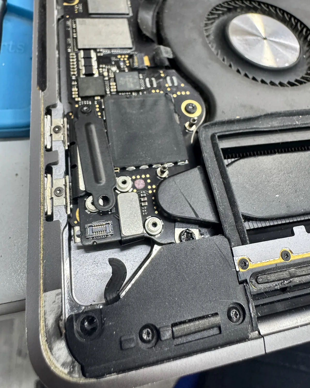 Interior de un MacBook durante el desmontaje
