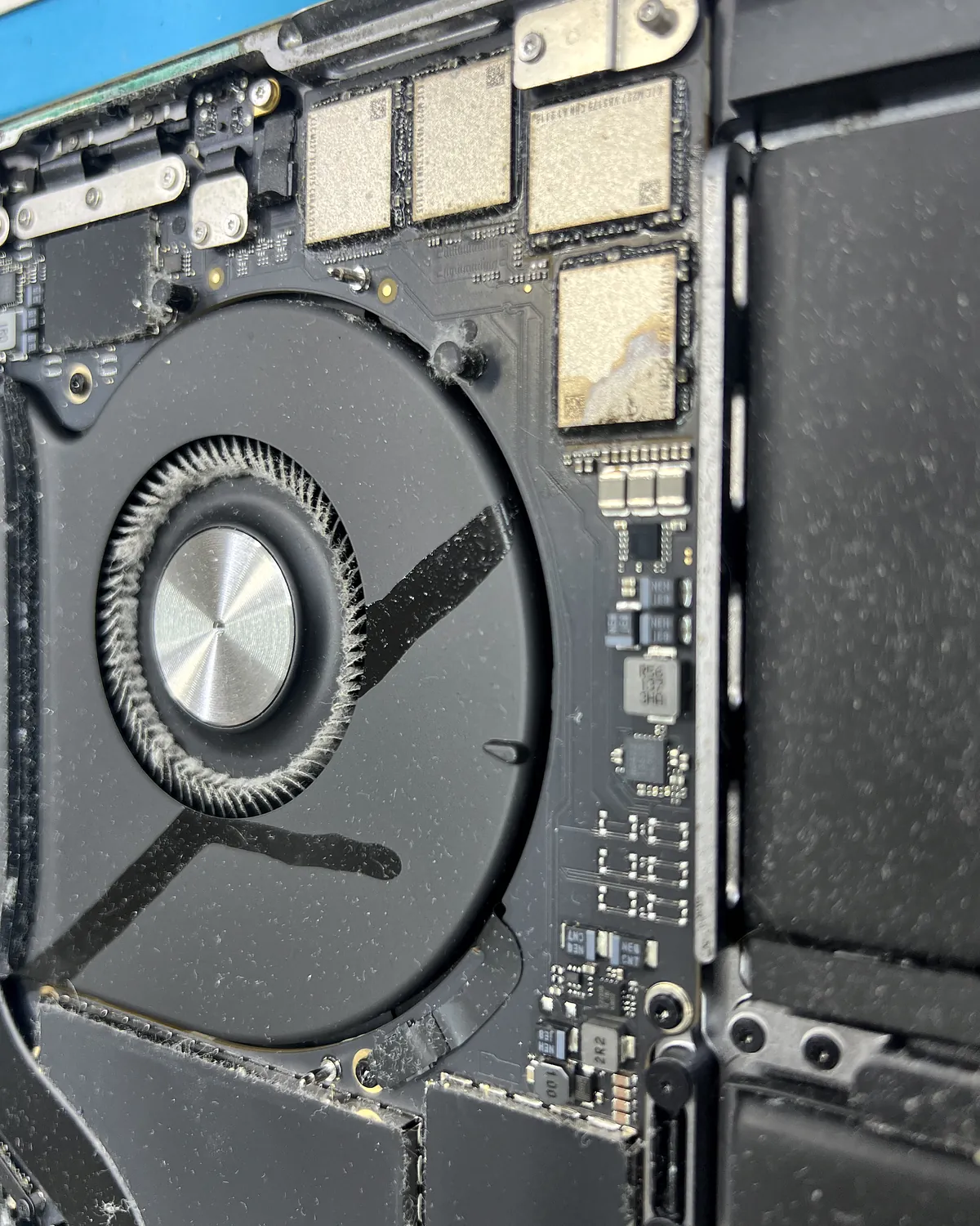 MacBook con restos de líquido sobre los chips de memoria