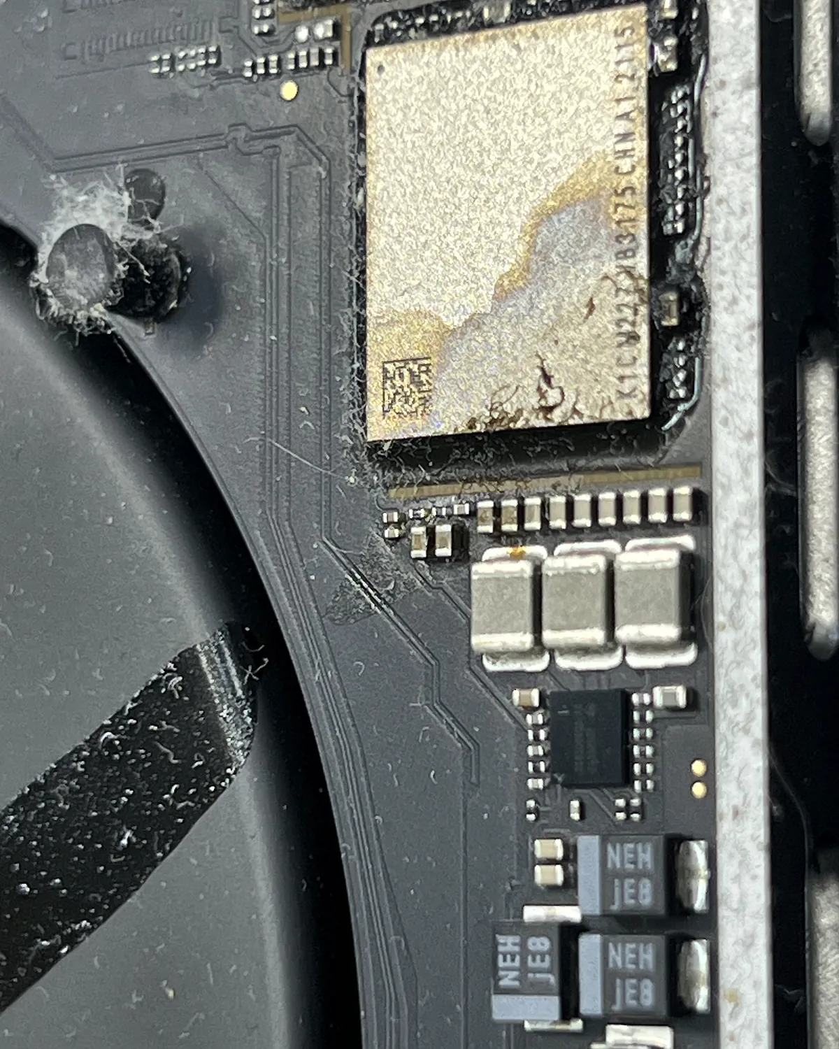 Chip de almacenamiento de un MacBook con corrosión en la superficie