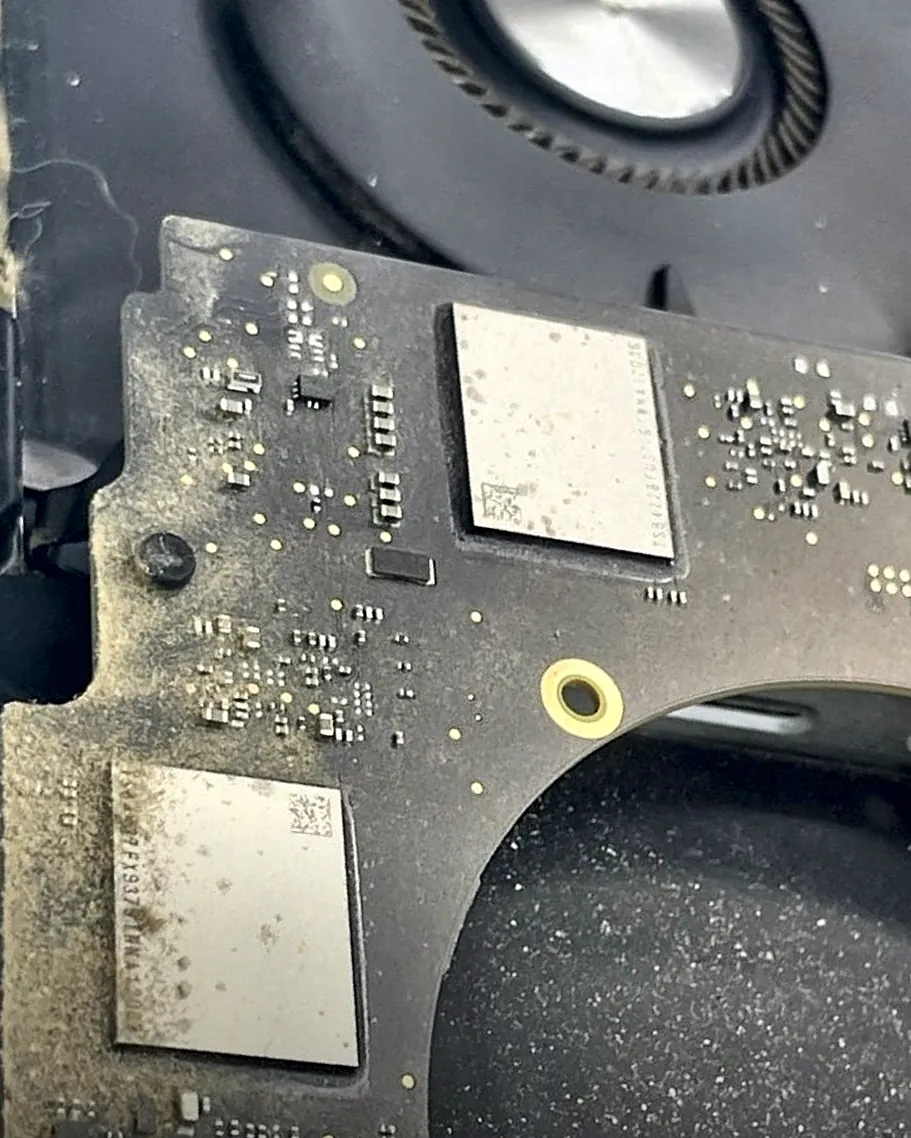Placa de MacBook con suciedad y restos de líquido