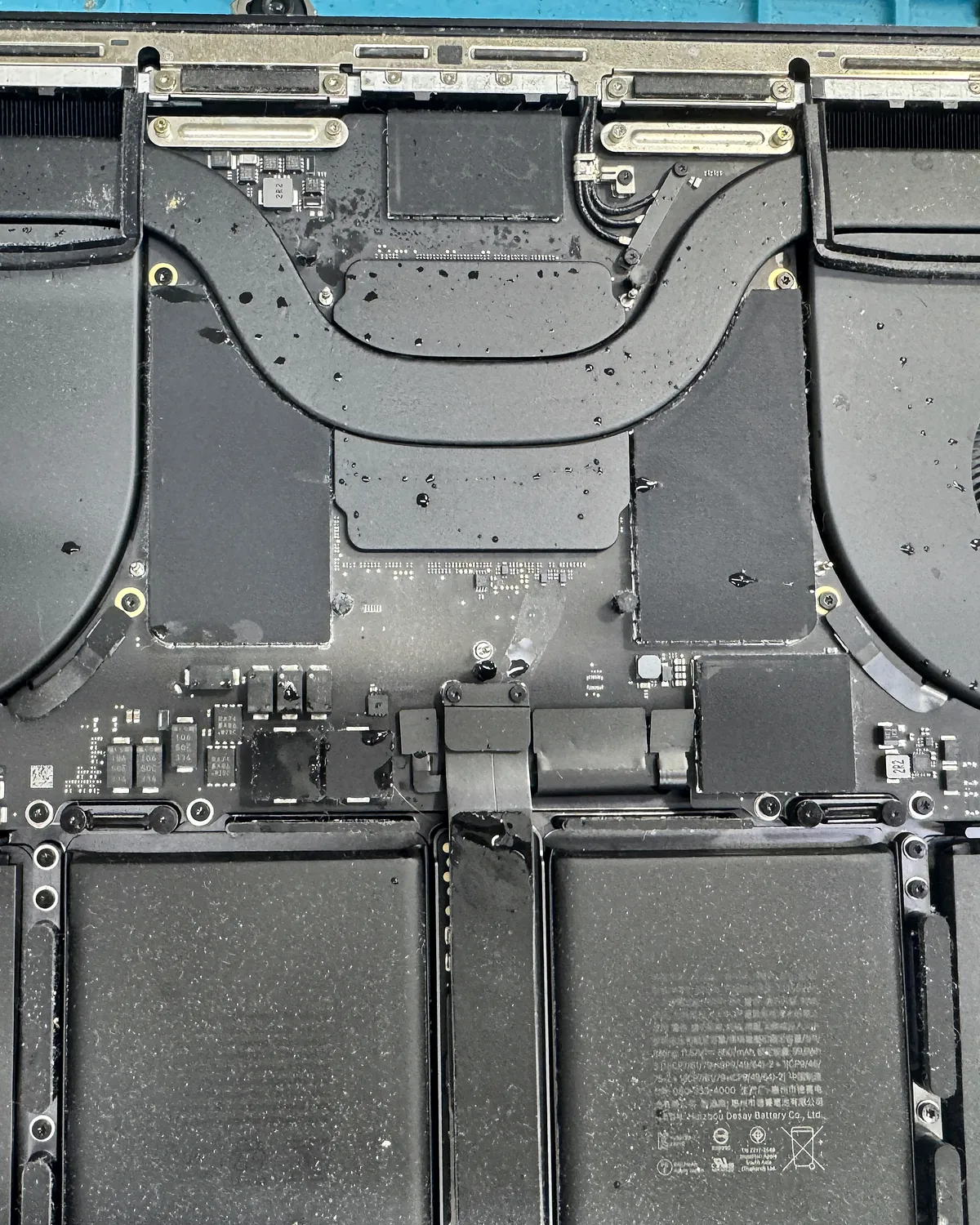 MacBook Pro con gotas de líquido sobre la placa