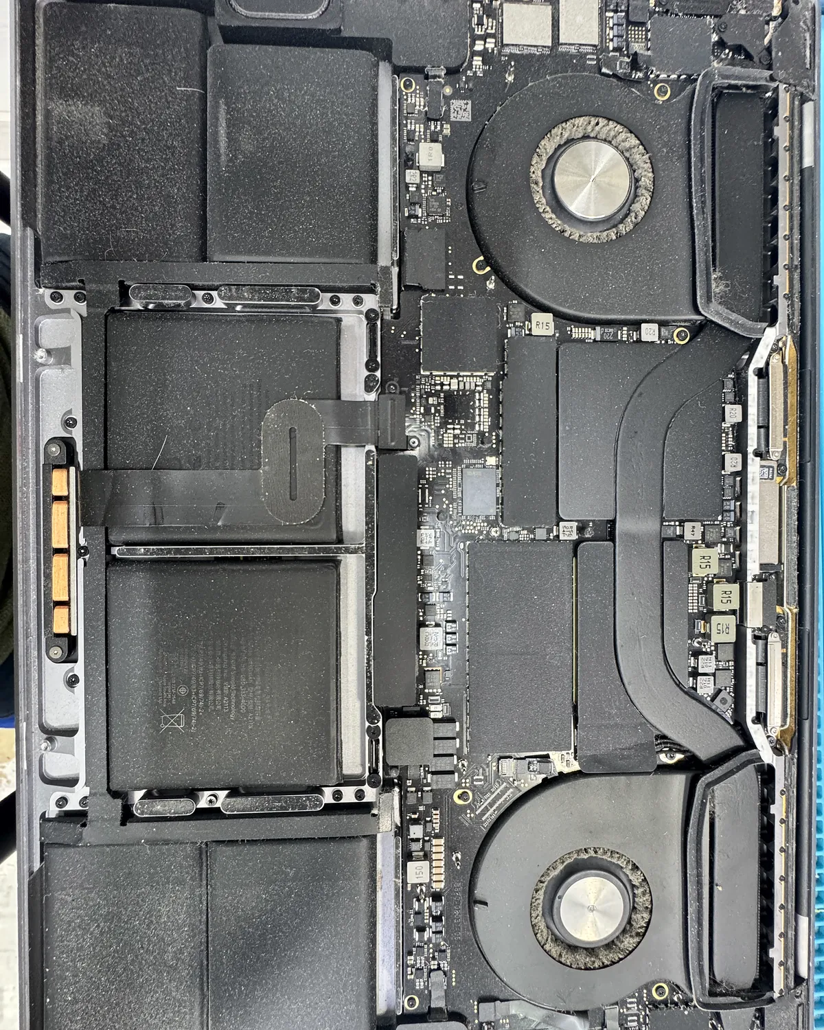 MacBook Pro abierto para el diagnóstico
