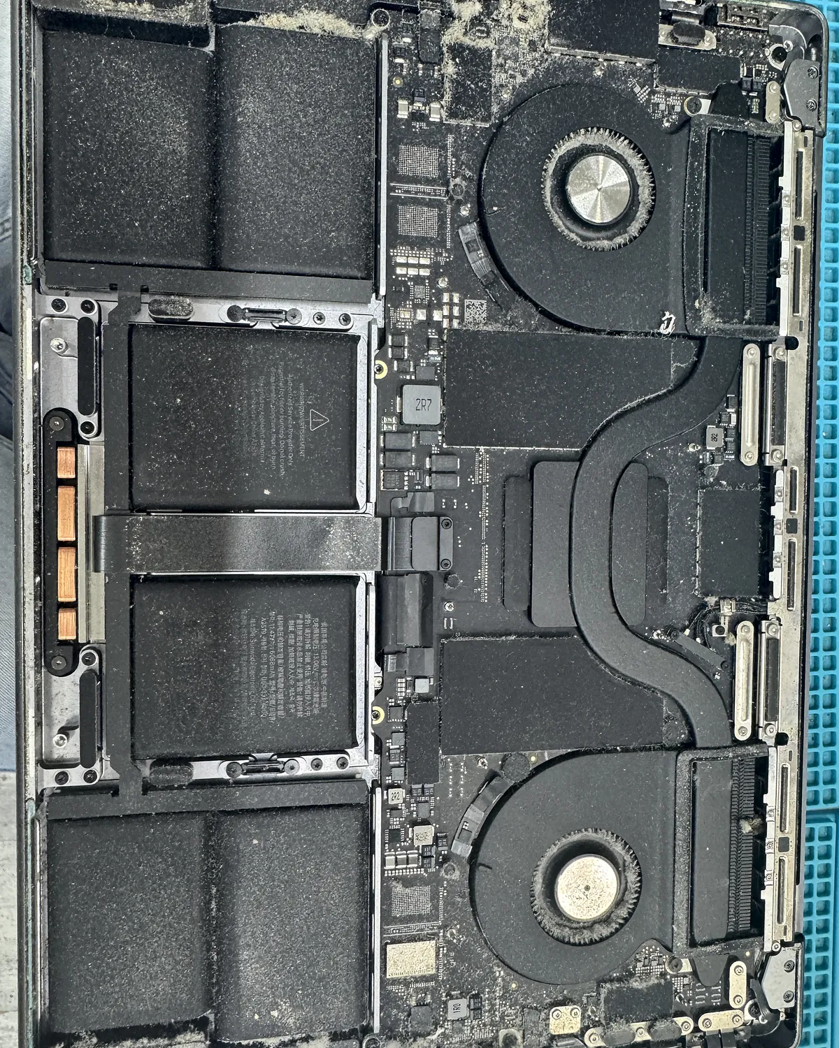 MacBook Pro con suciedad y restos de líquido