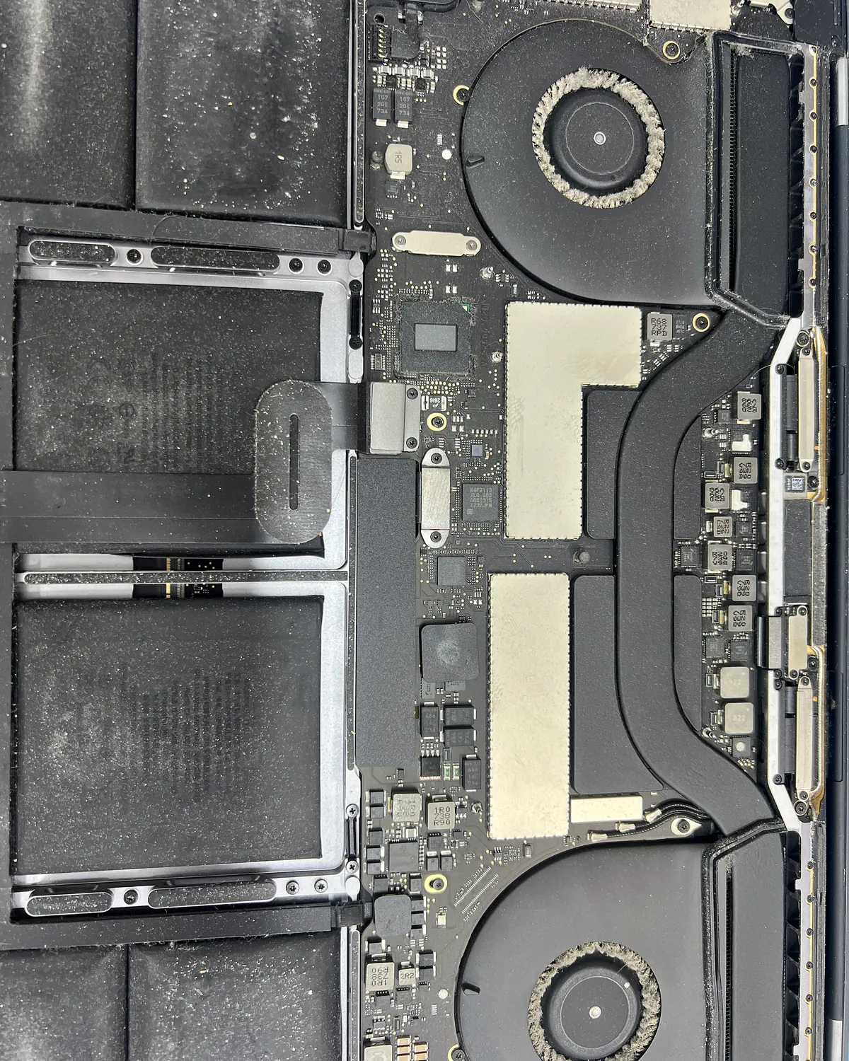 MacBook Pro con chip T2 abierto para el diagnóstico