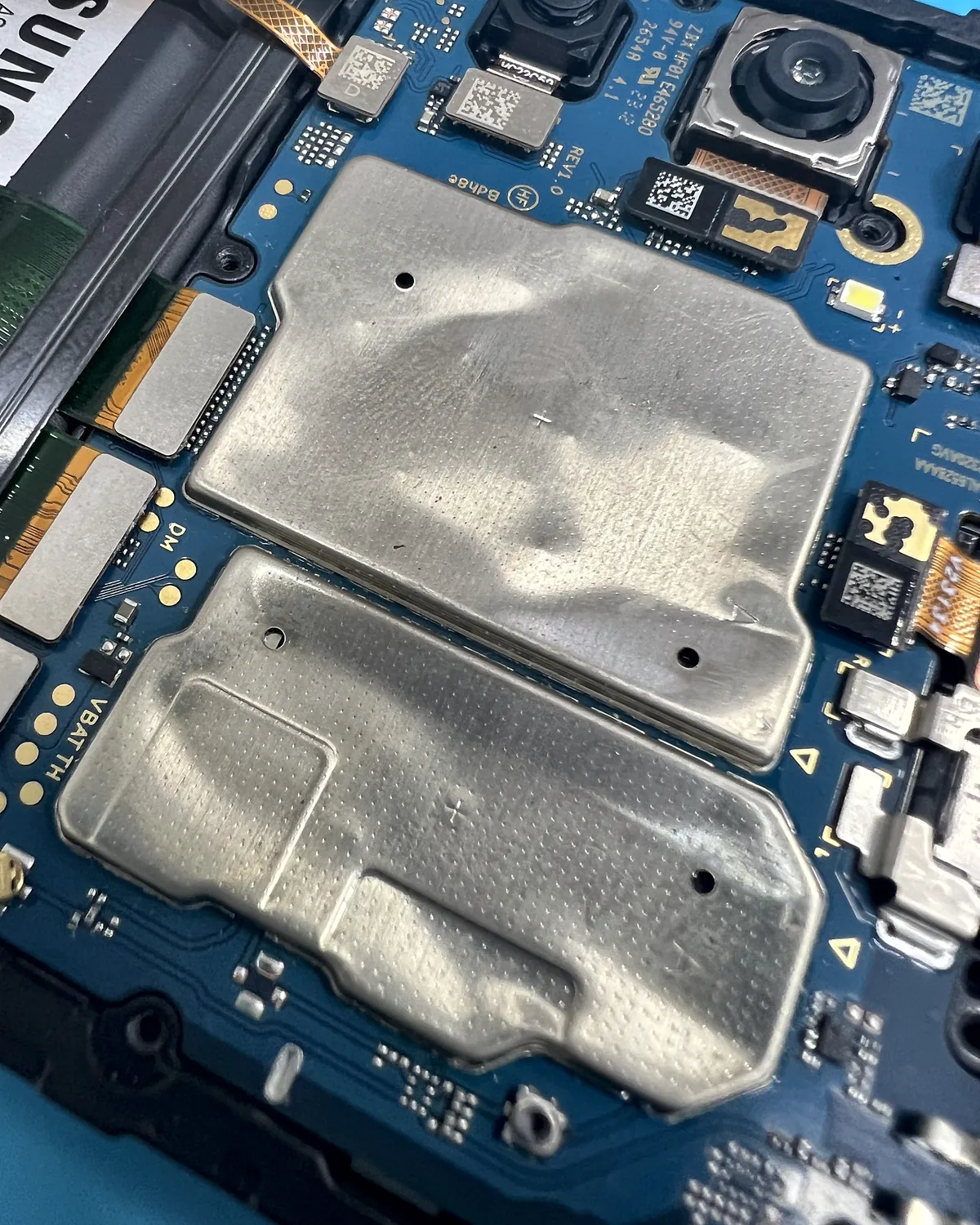Placa de móvil Android con los blindajes montados