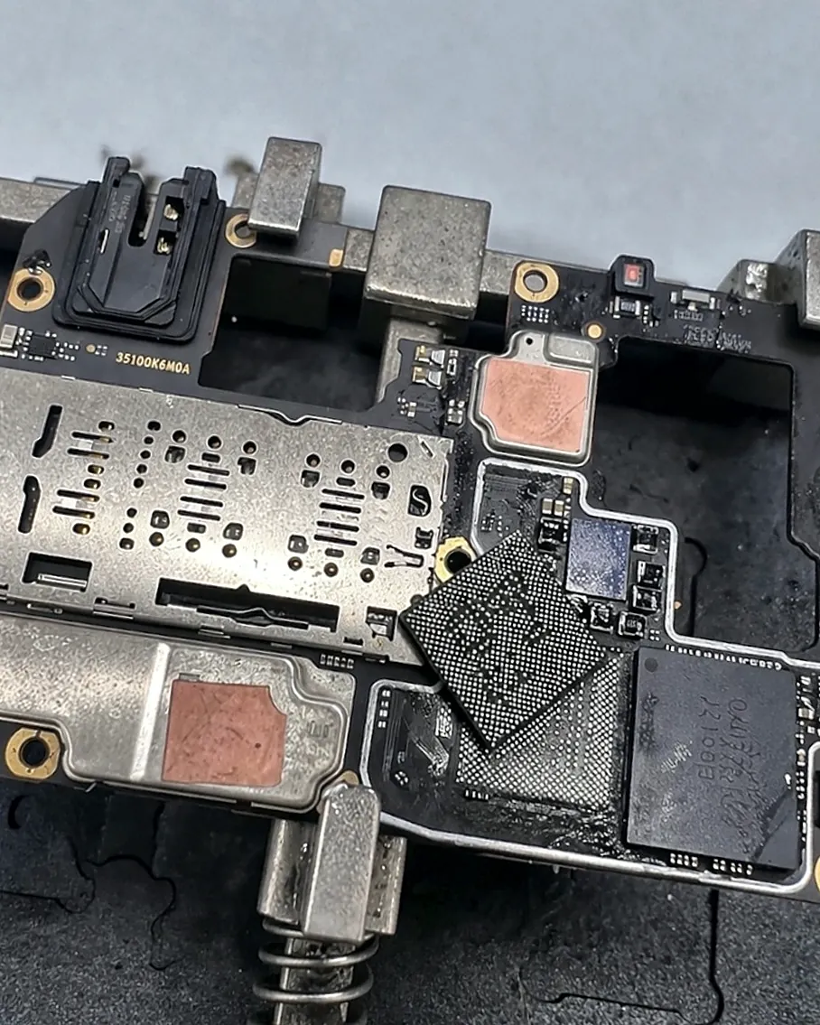 Placa Android en el soporte de soldadura con un chip levantado