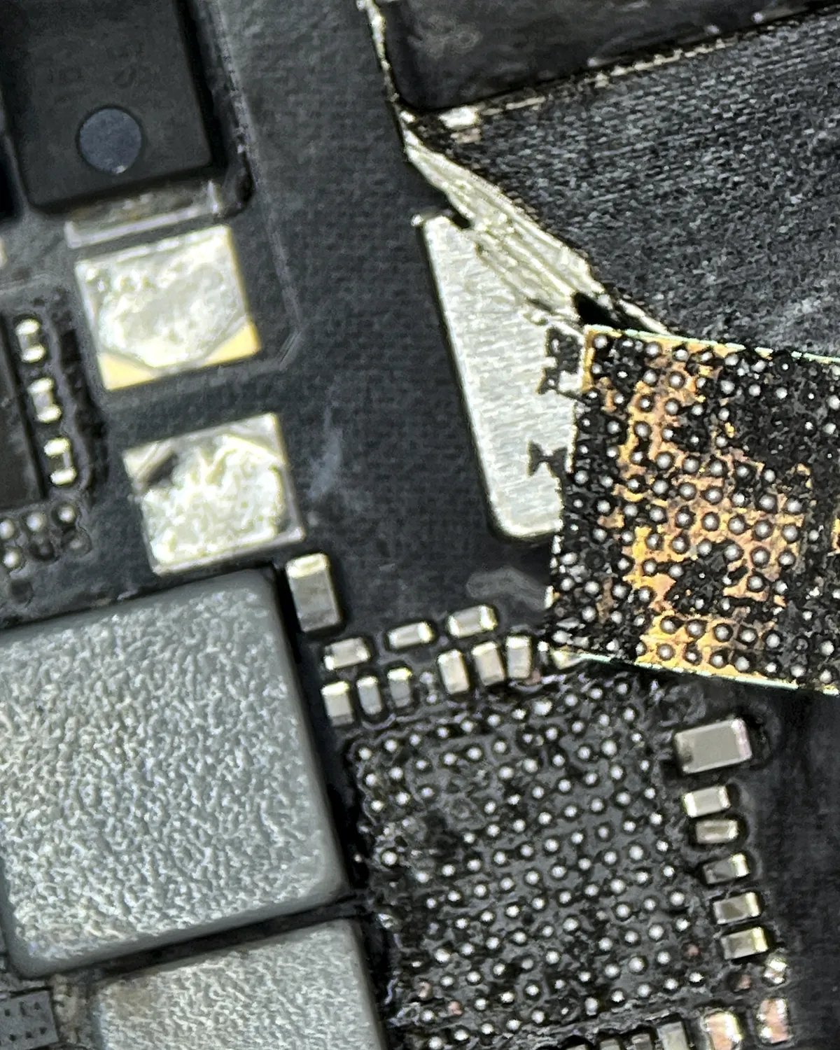 Placa de iPad con un chip arrancado en una intervención previa