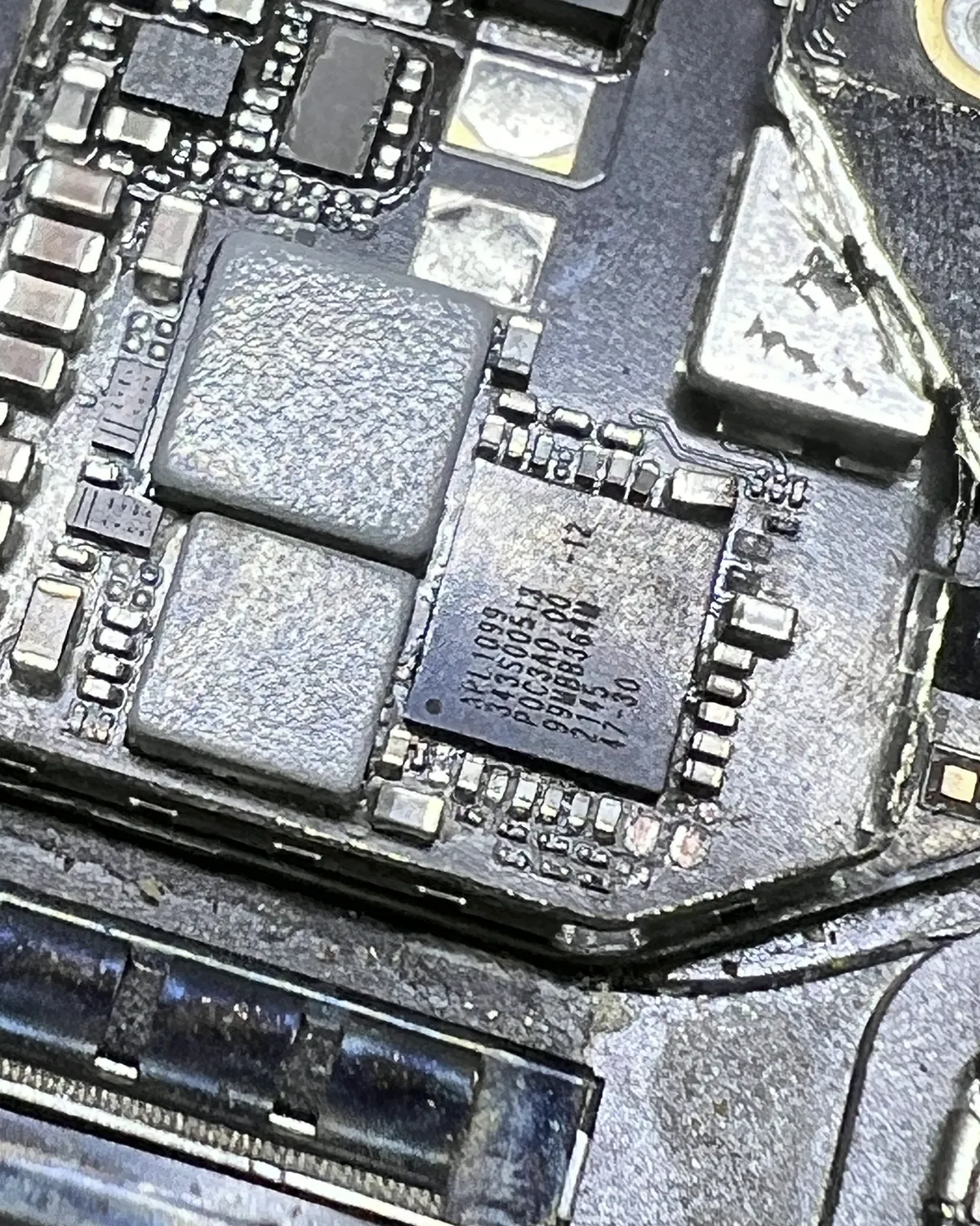 Placa de iPad con corrosión en la zona de alimentación