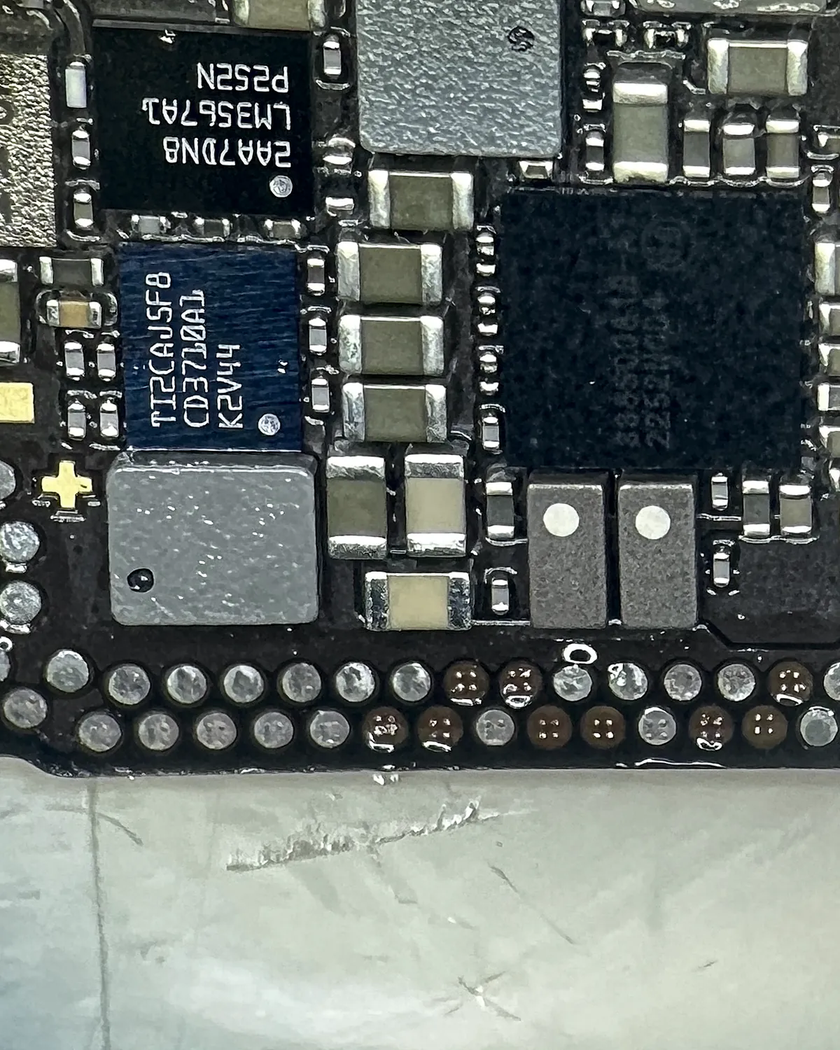 Placa de iPhone al microscopio antes de intervenir
