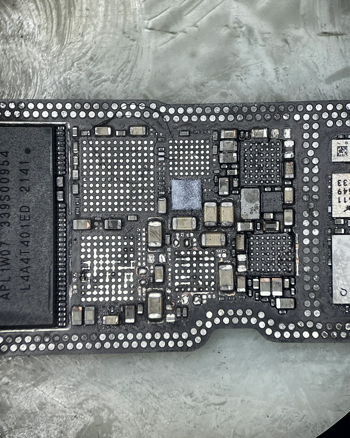 Placa de iPhone al microscopio tras retirar la memoria