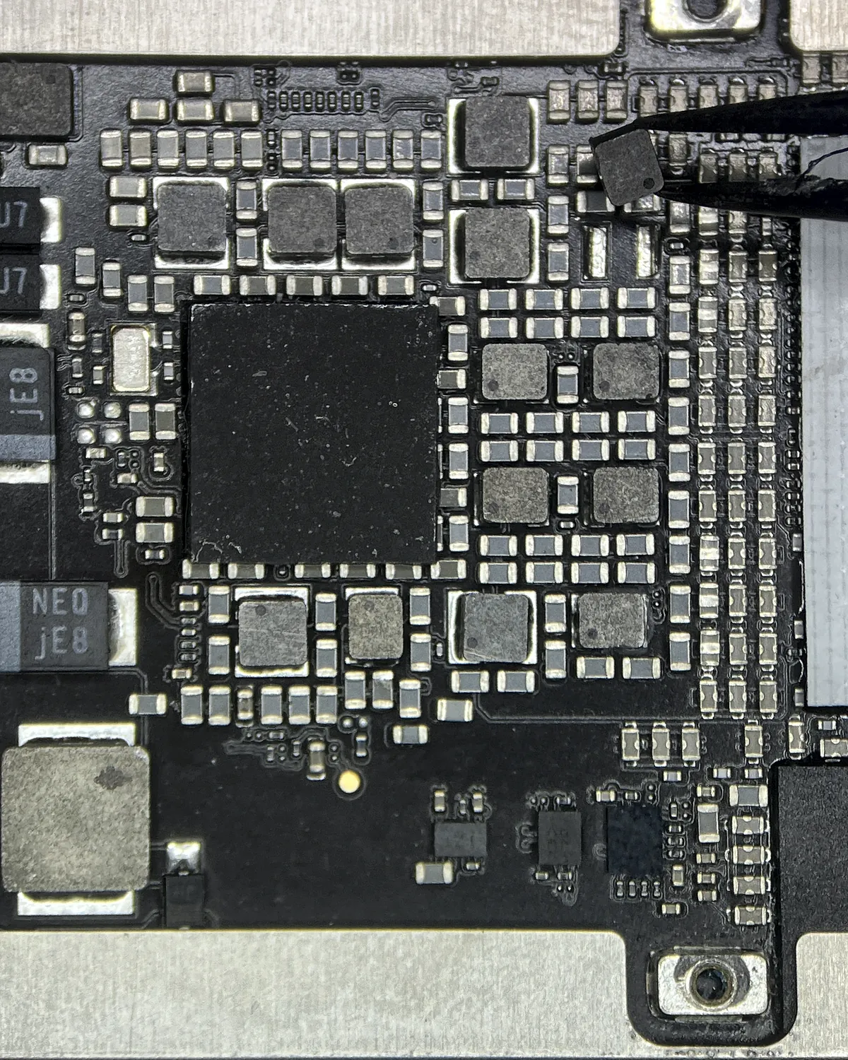 Placa de iPhone al microscopio con el procesador retirado