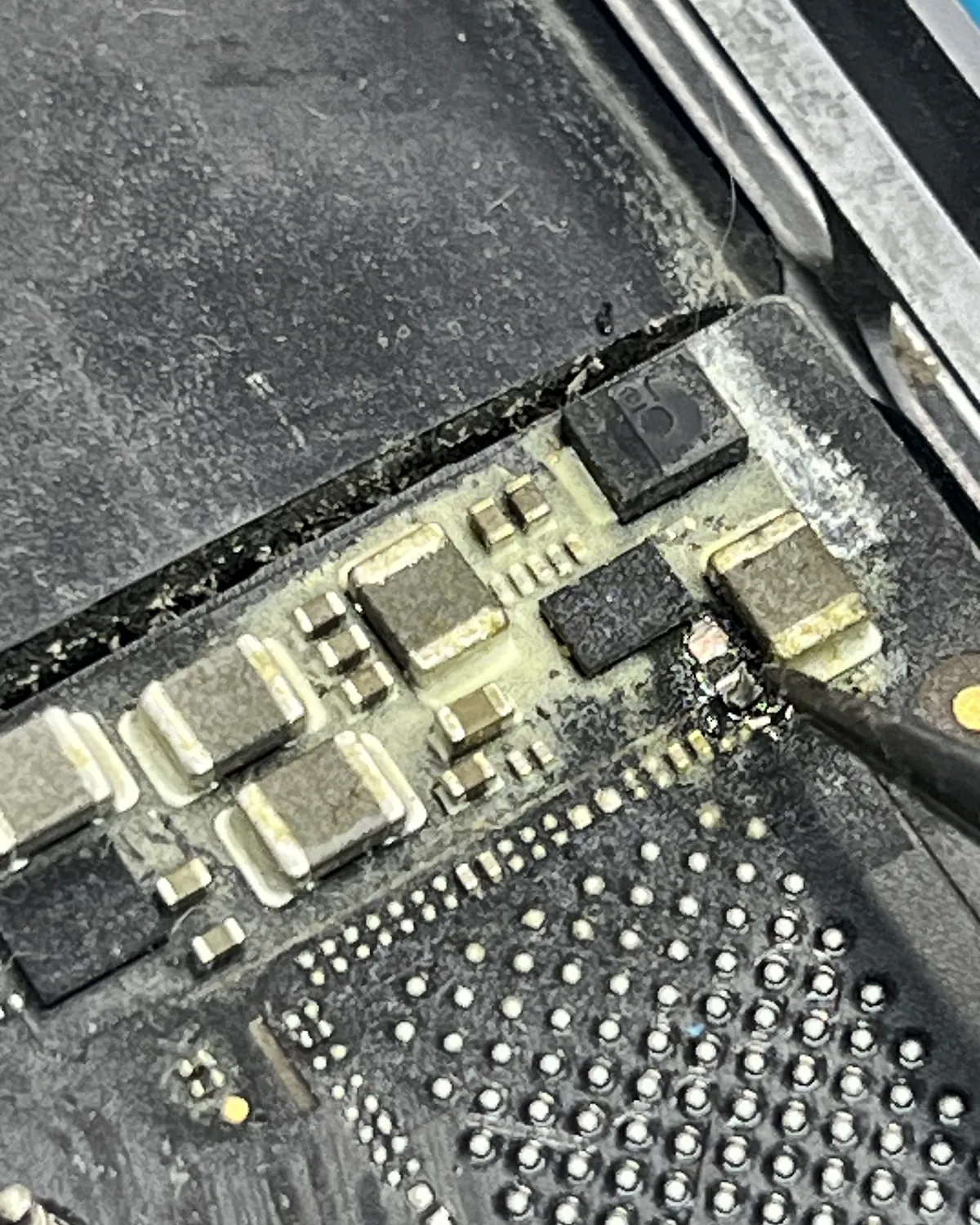 Corrosión alrededor de un chip BGA en la placa de un MacBook