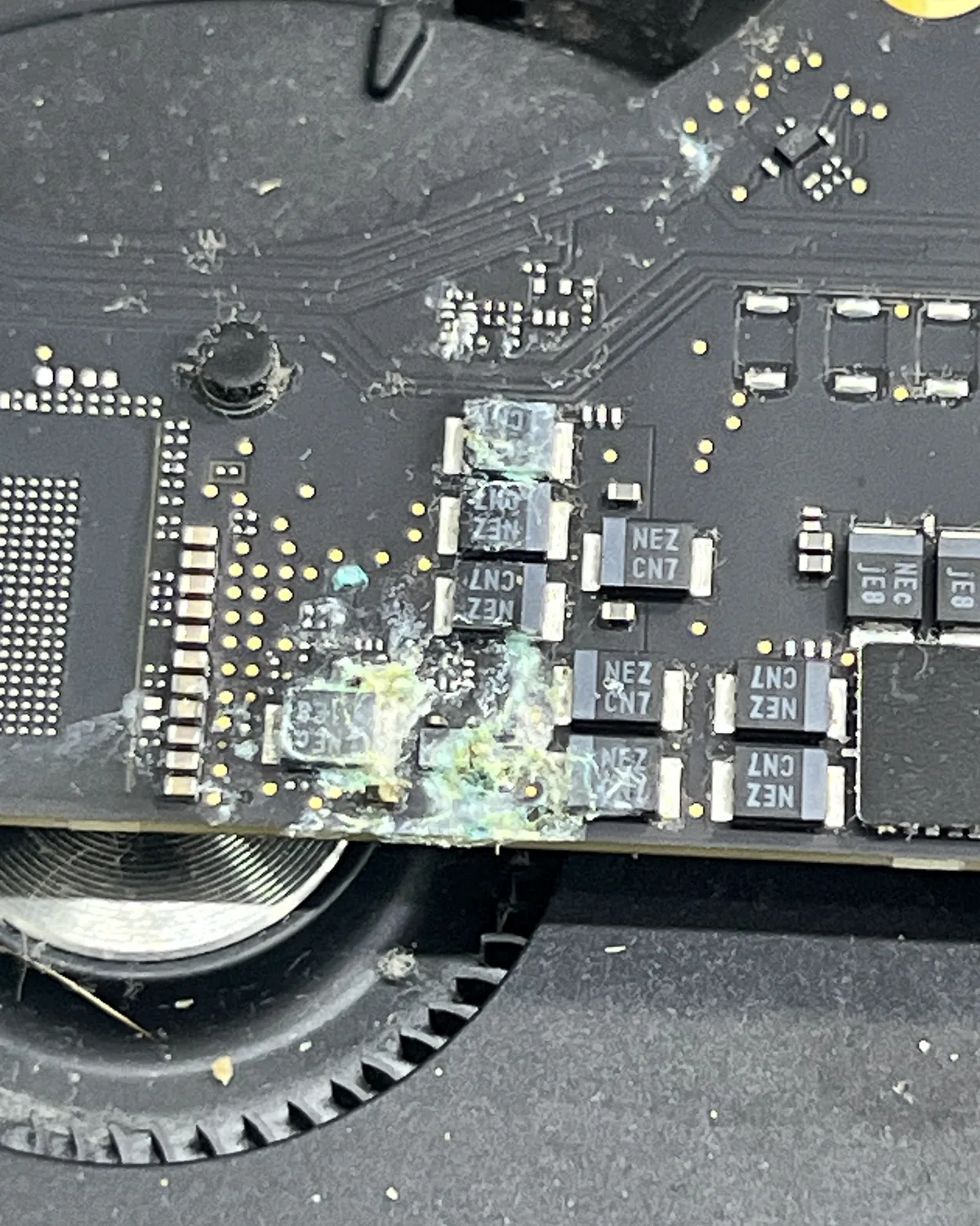 Corrosión sobre los componentes de alimentación de un MacBook