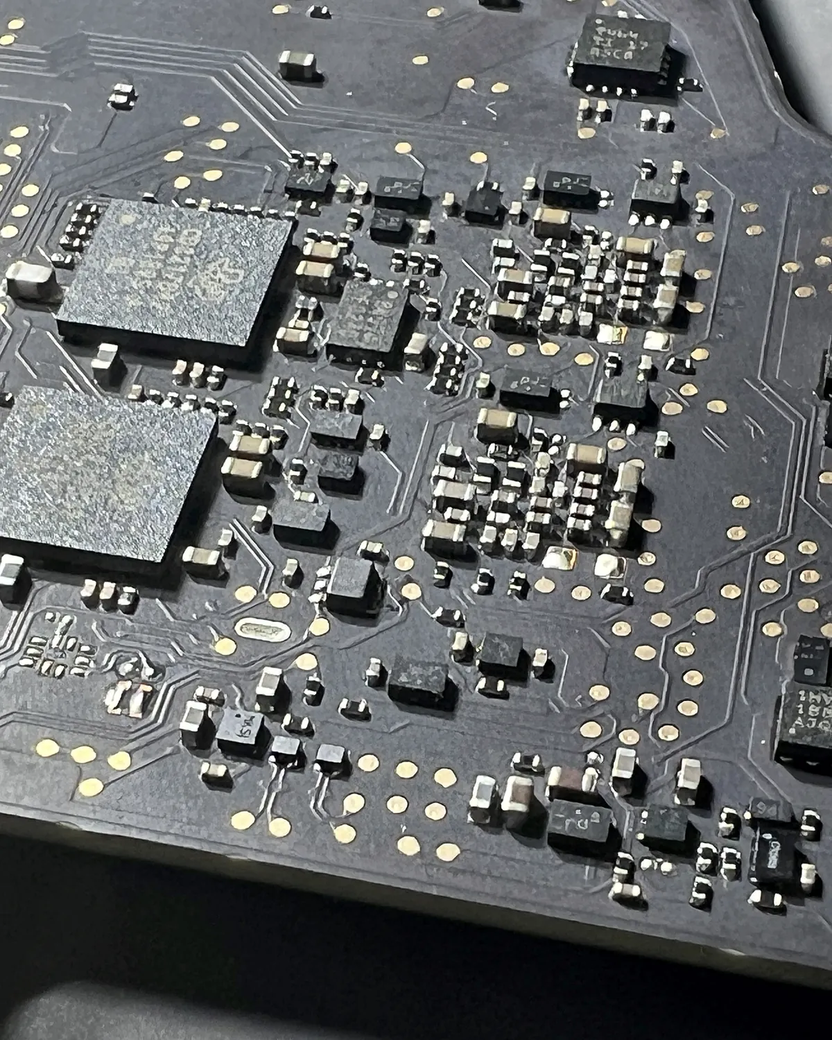 Detalle de componentes en la placa de un MacBook
