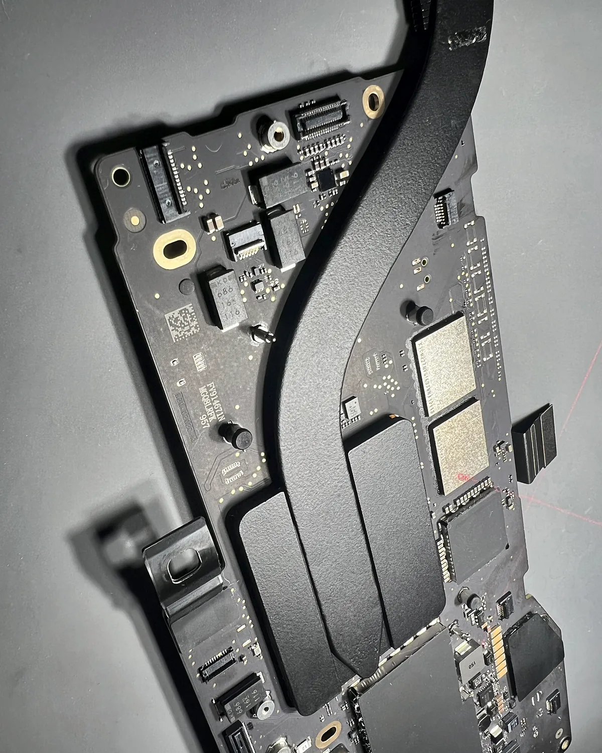 Placa de MacBook Pro con el disipador