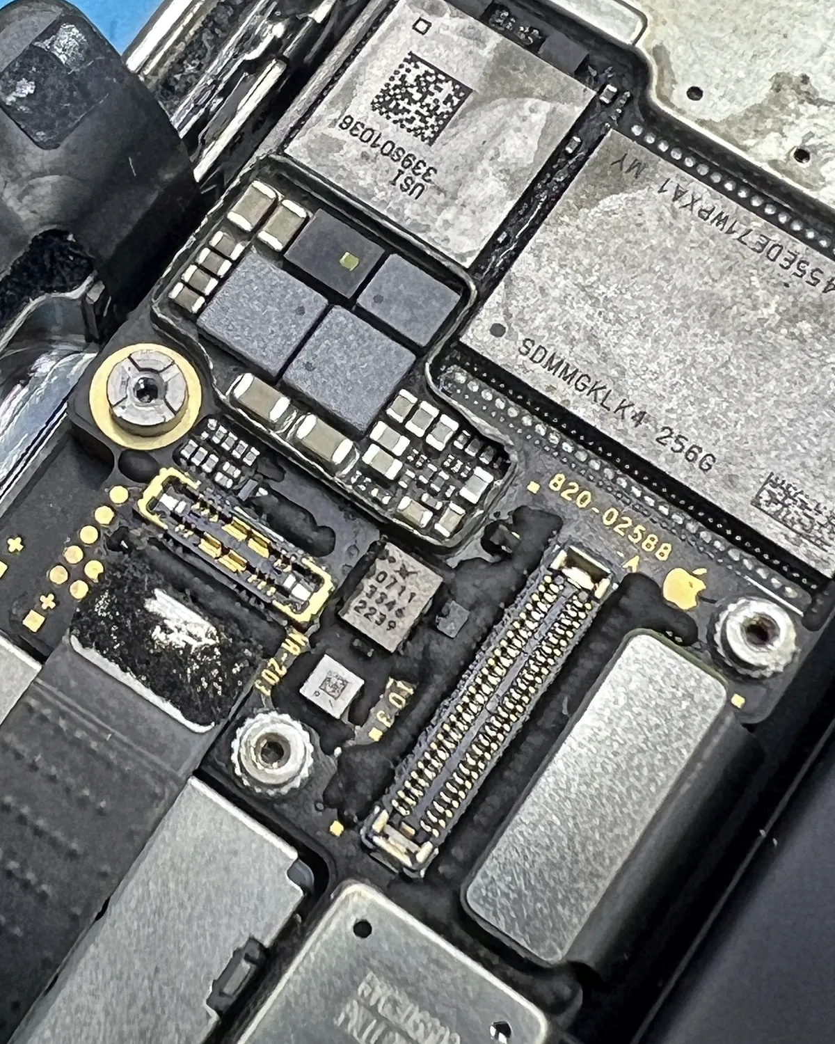 Placa de MacBook con el SSD soldado: los chips de memoria van en la placa