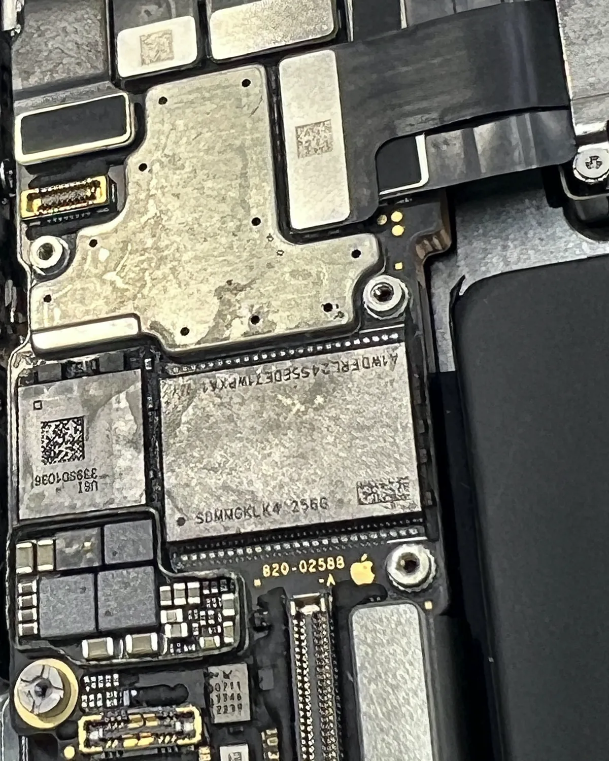 Vista general de una placa de MacBook con almacenamiento soldado