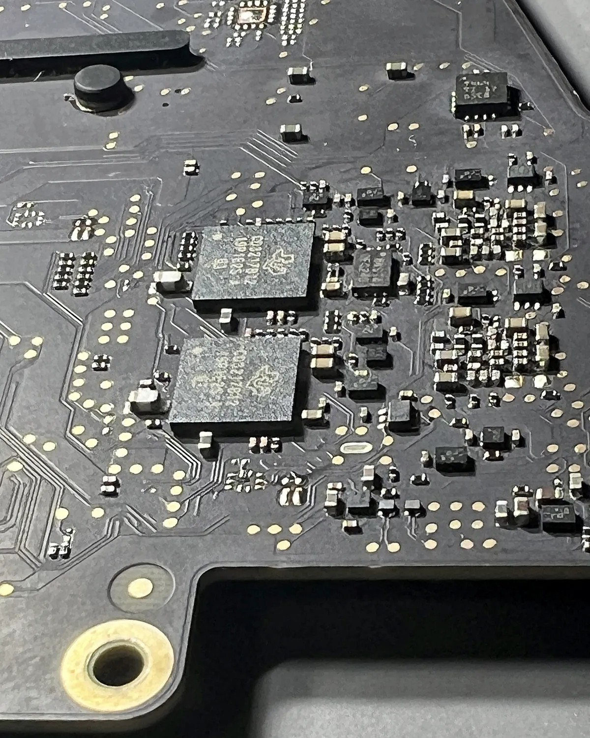 Placa de MacBook: zona de alimentación revisada componente a componente