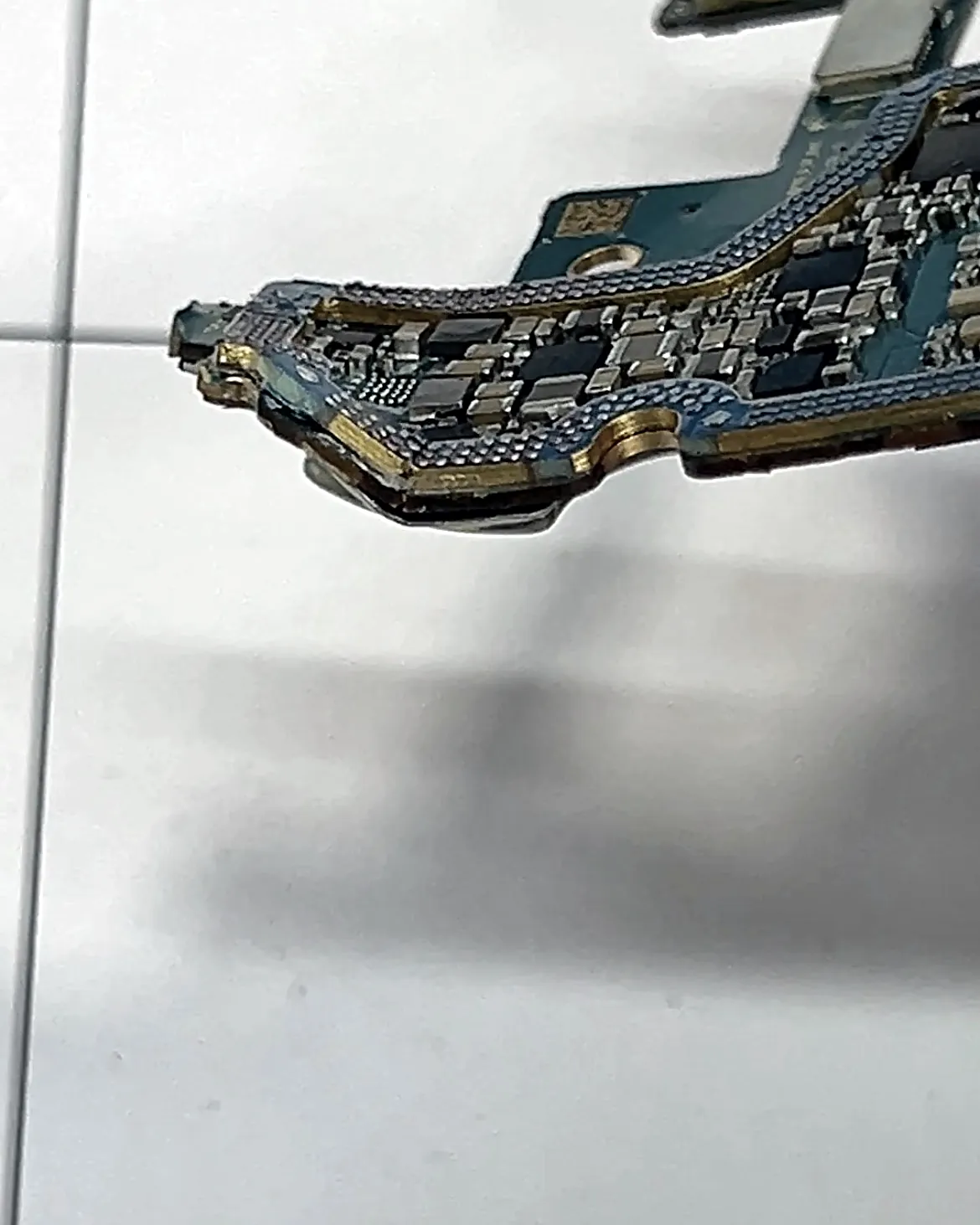 Placa de Samsung Galaxy doblada por un impacto