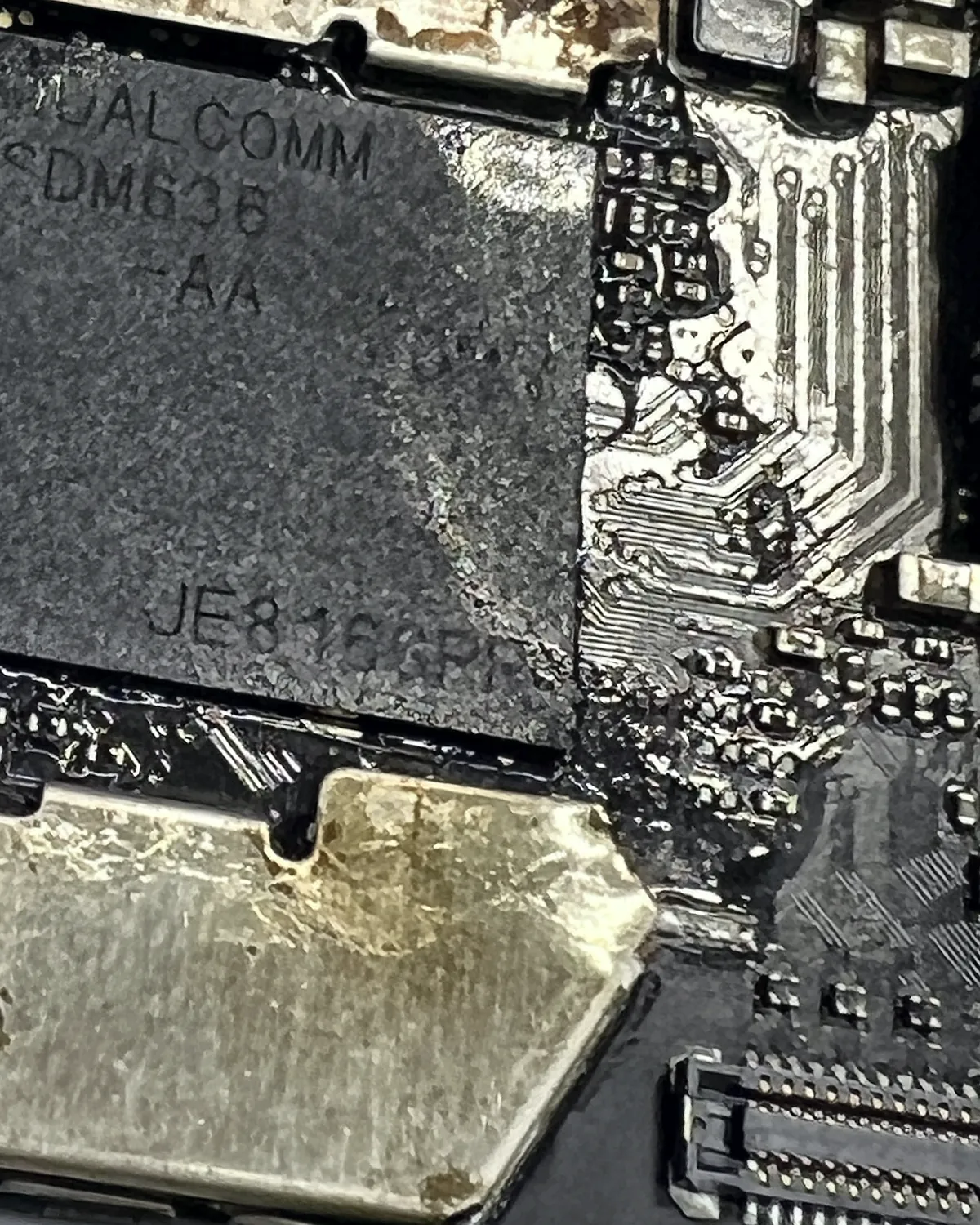 Placa con Snapdragon 636 y corrosión alrededor del procesador
