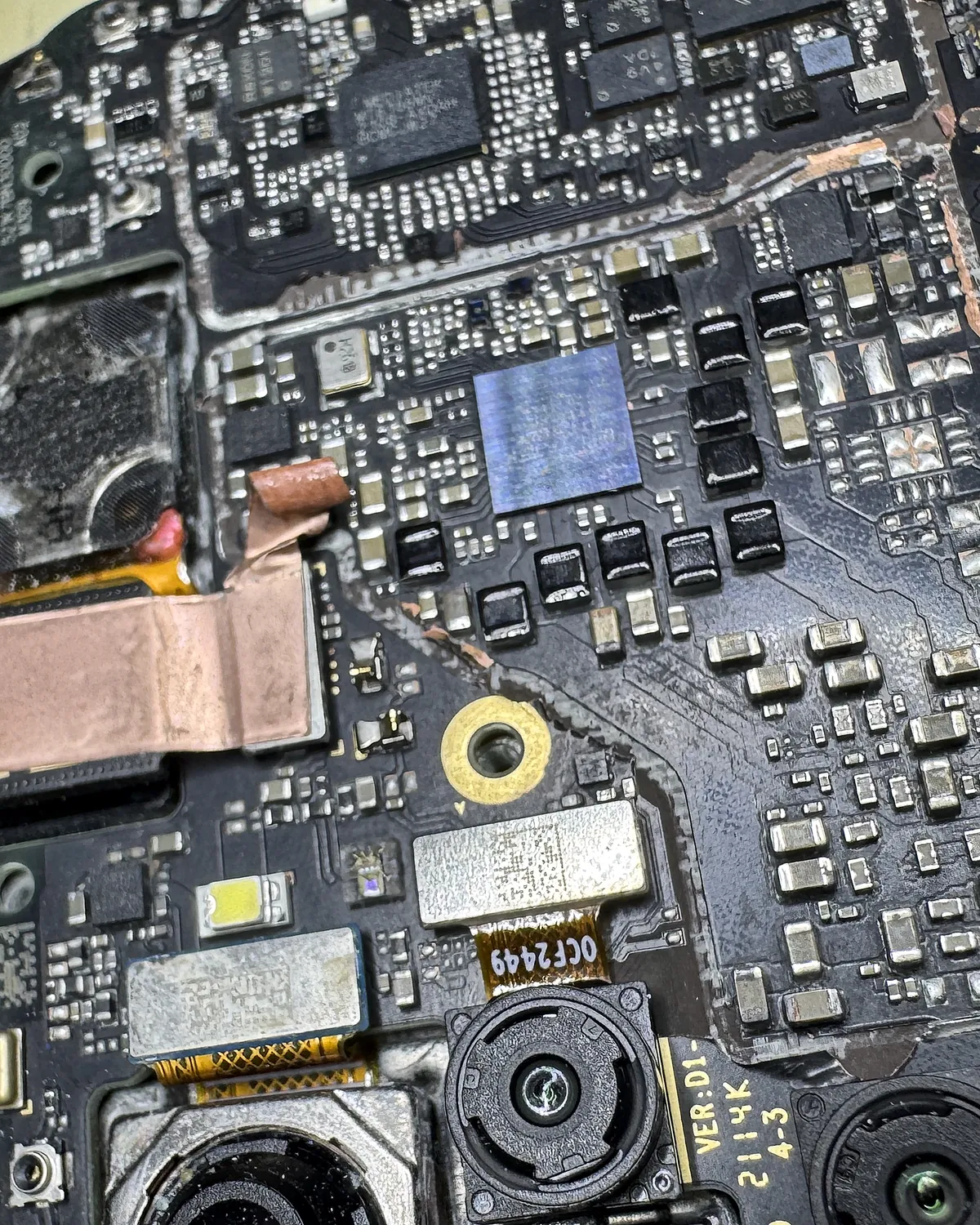 Placa de Xiaomi con corrosión junto a las cámaras