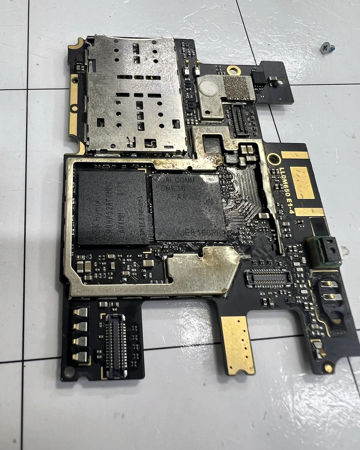 Placa de Xiaomi con corrosión bajo los blindajes