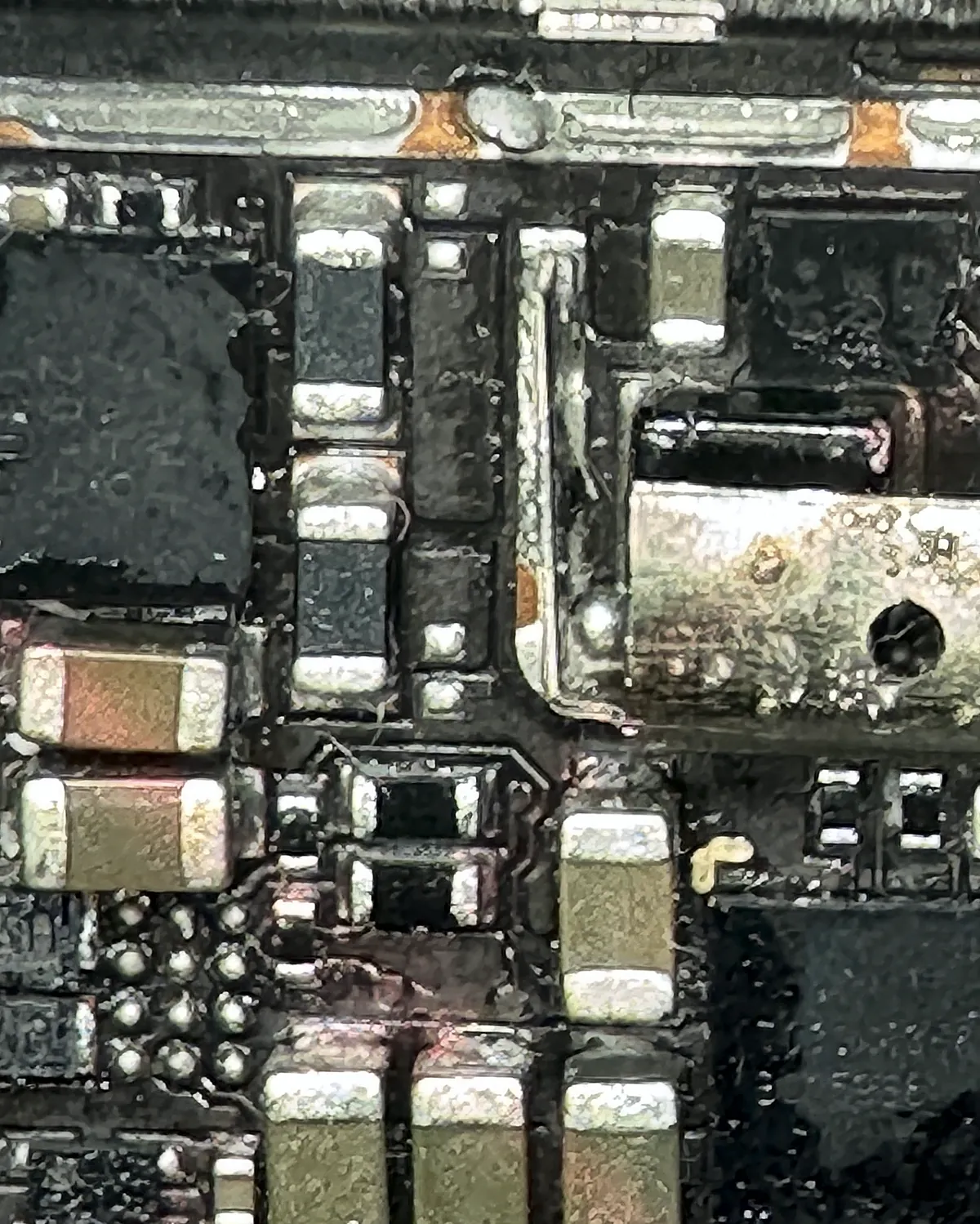 Placa de Xiaomi al microscopio con restos de flux