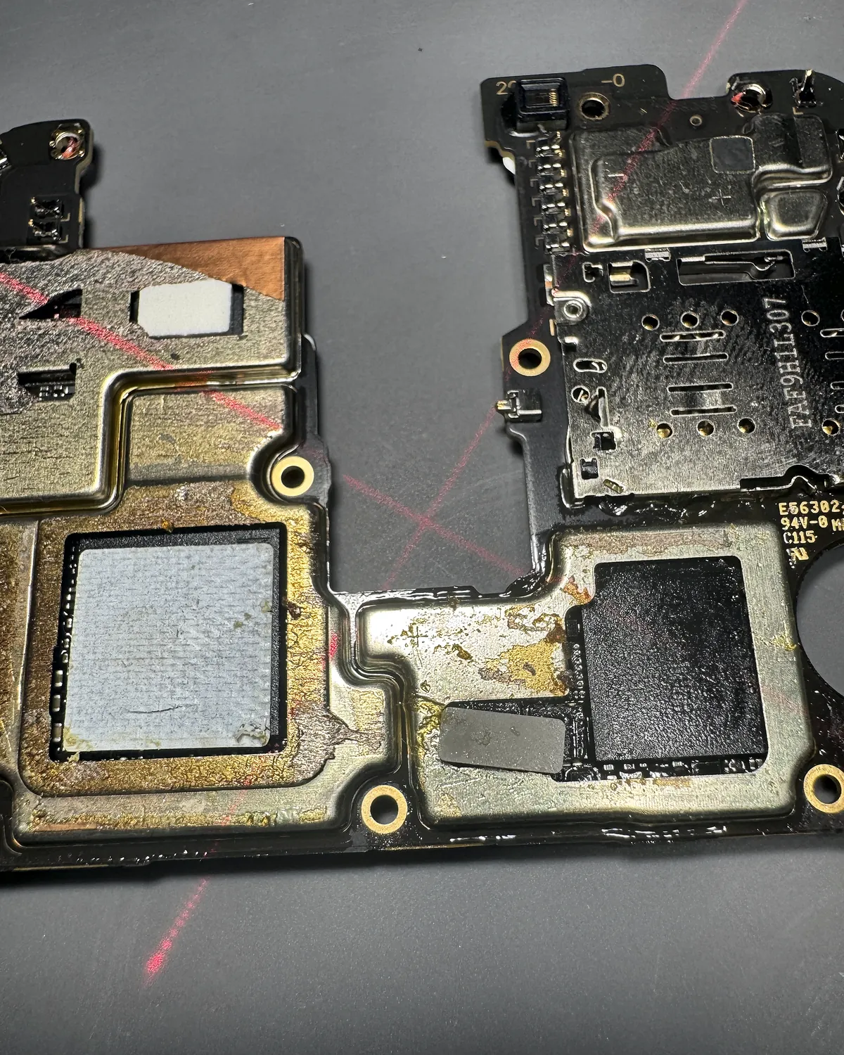 Placa de Xiaomi Redmi con daños en la capa superficial