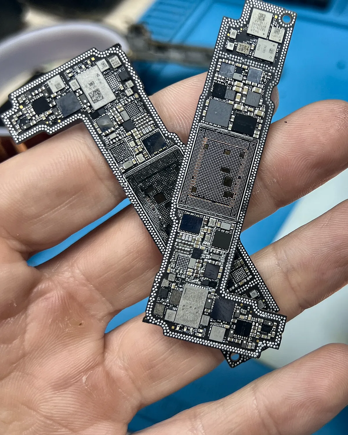 Las dos capas de la placa de un iPhone, separadas para el trasplante