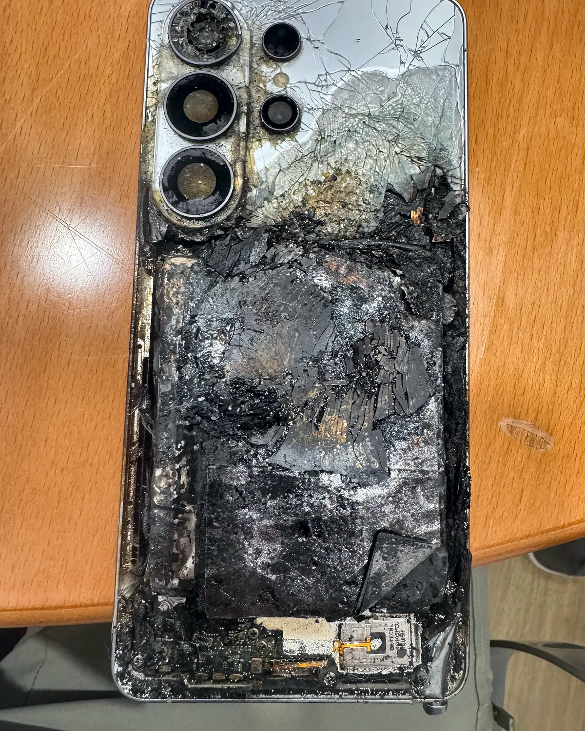 Samsung Galaxy con la batería quemada y la trasera fundida
