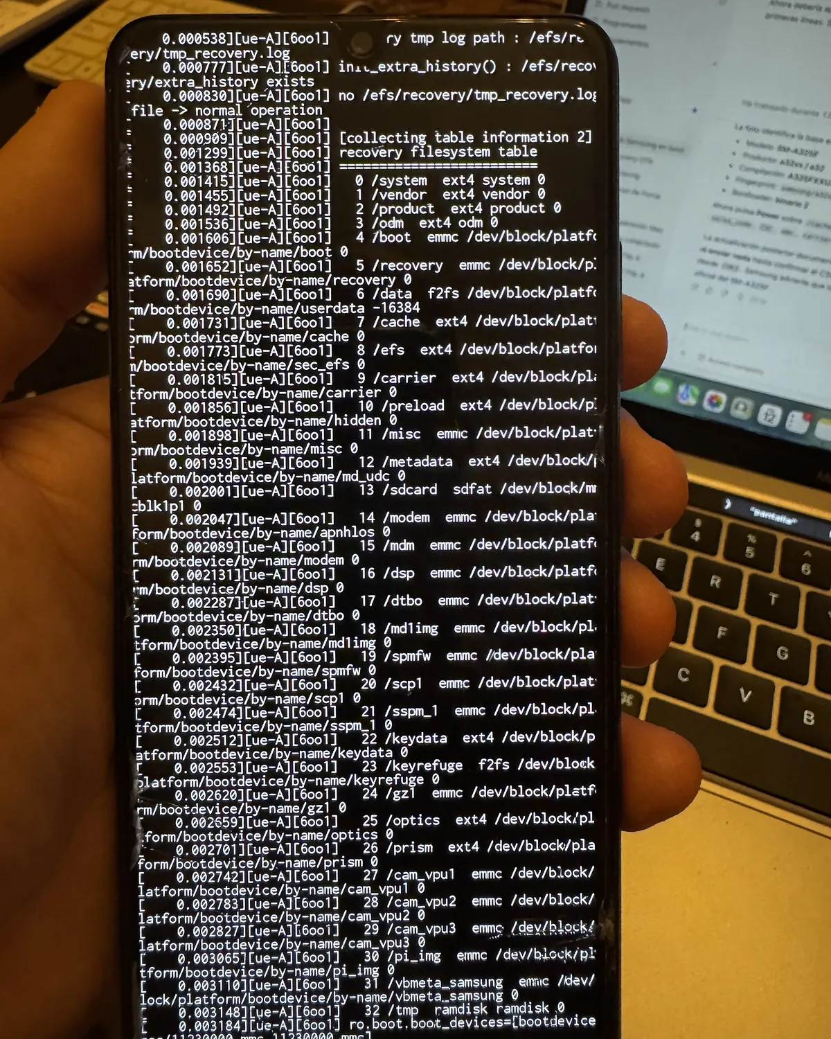 Samsung en modo recovery mostrando el registro del sistema