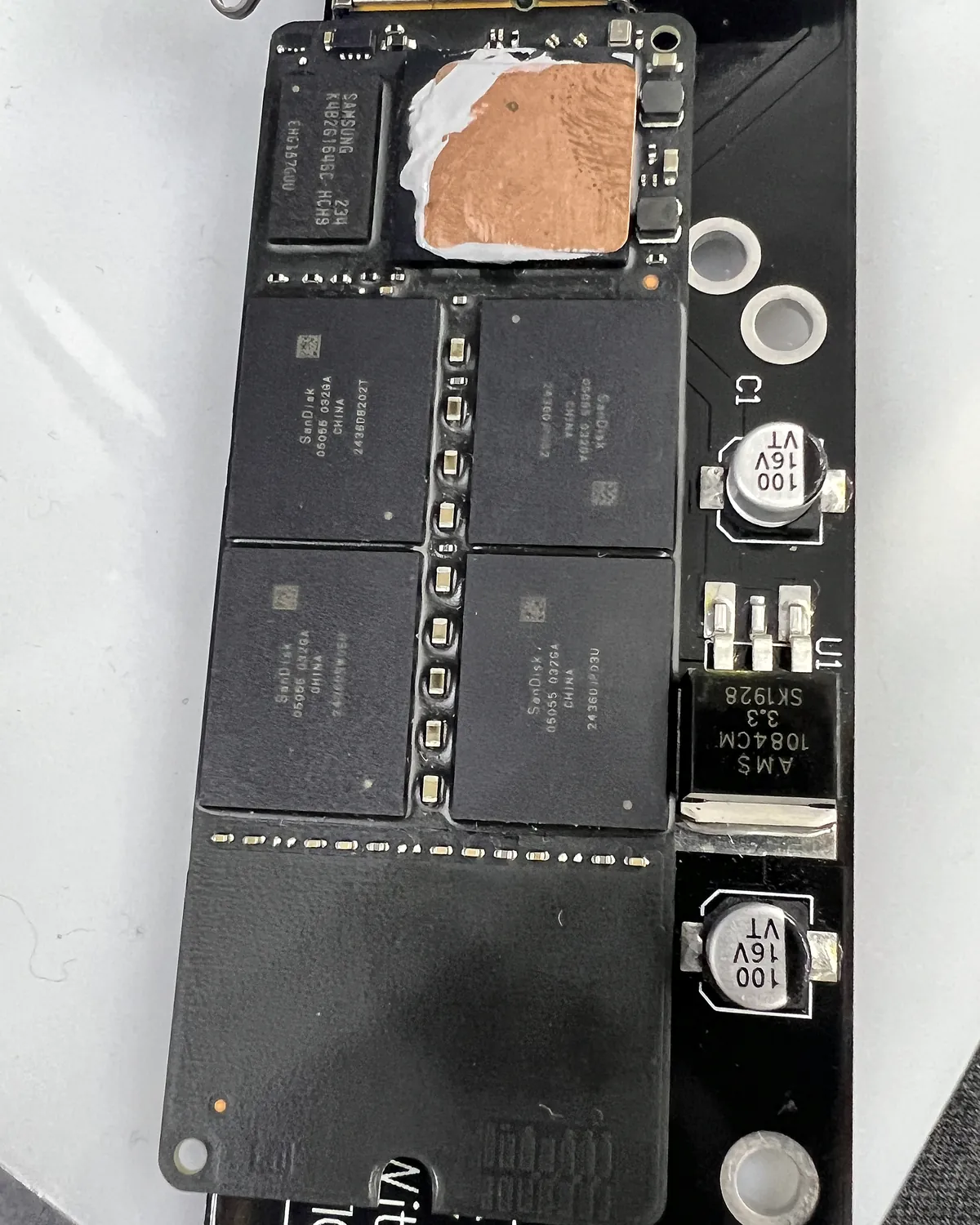 Placa de SSD con sus chips de memoria NAND