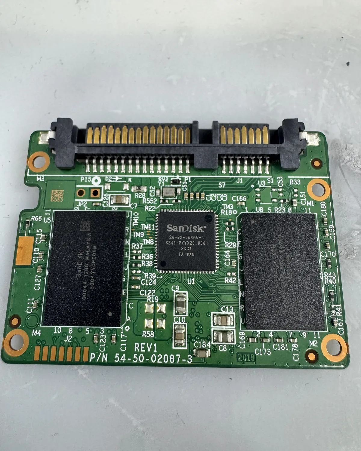 SSD SATA SanDisk sin carcasa: controladora y chips de memoria